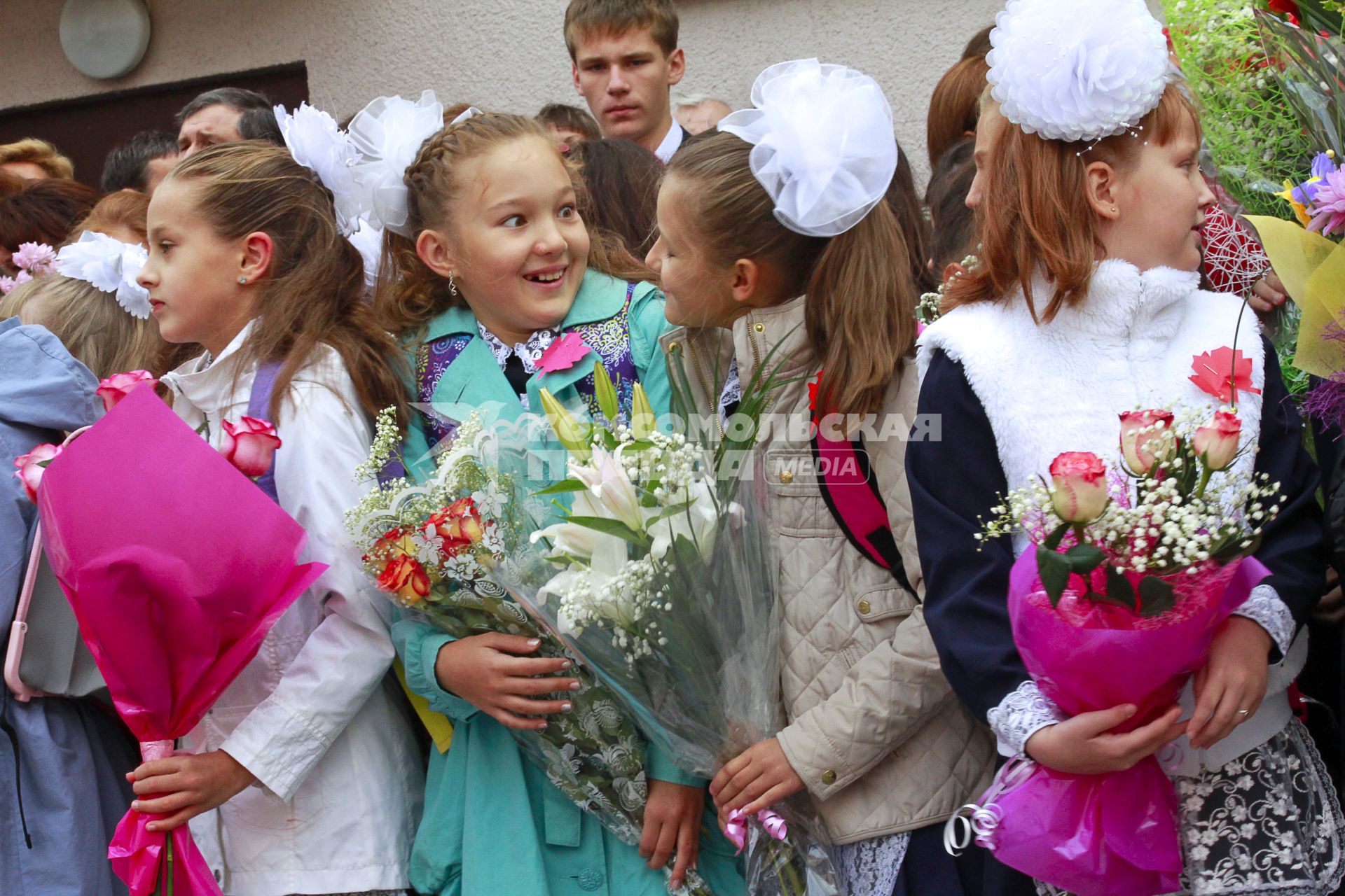 Первоклассники на утренней линейке первого сентября в Уфе.