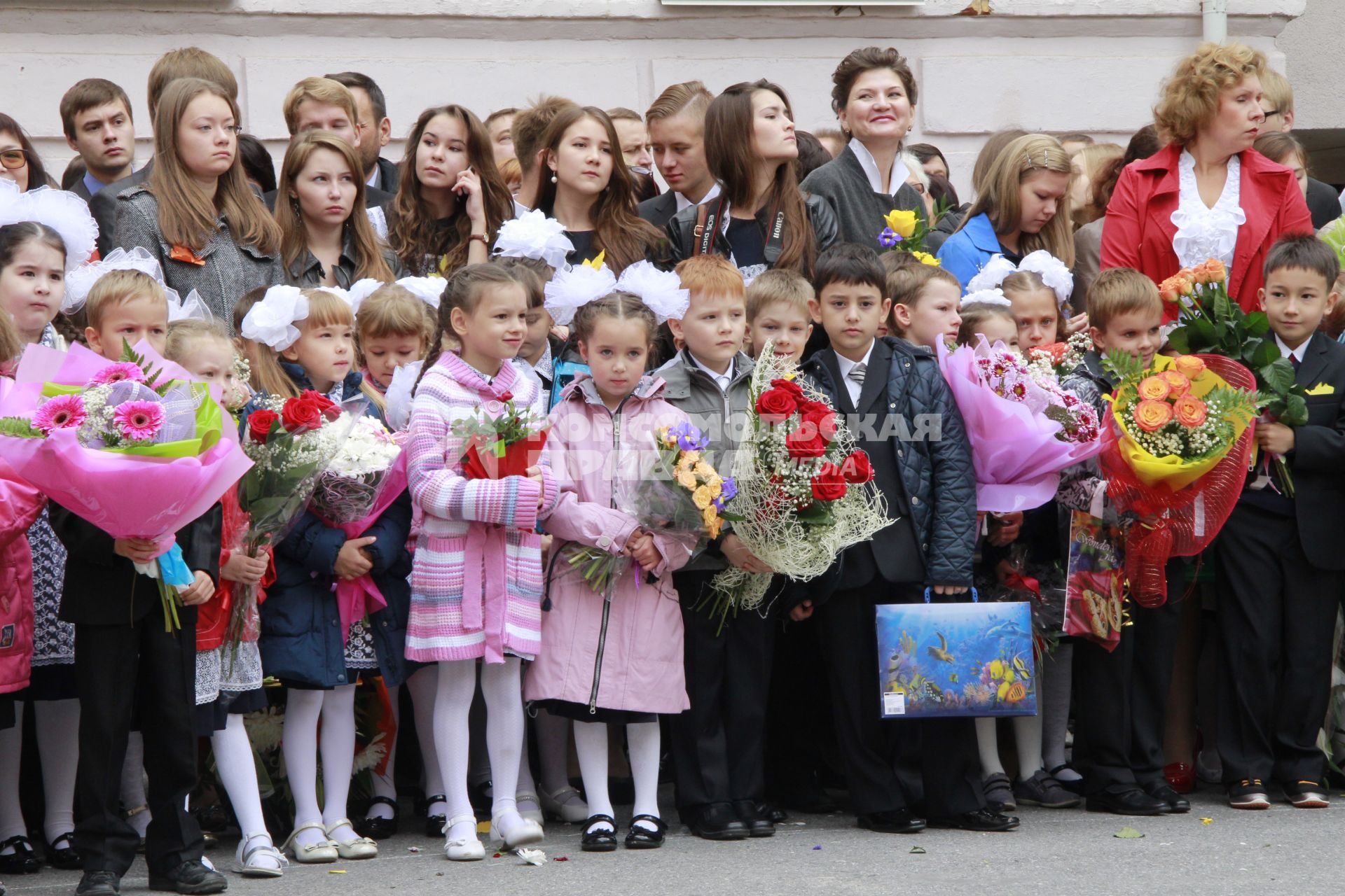 Первоклассники на утренней линейке первого сентября в Уфе.