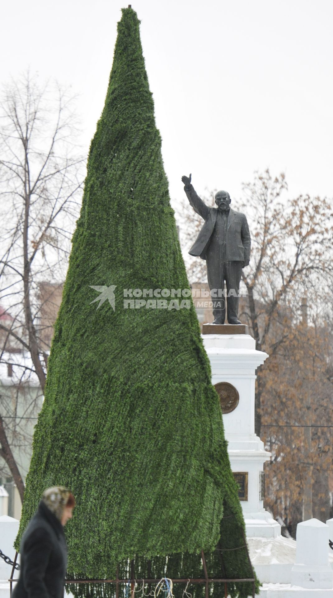 Елка в городе Оренбурге, рядом стоит памятник В. И. Ленину.