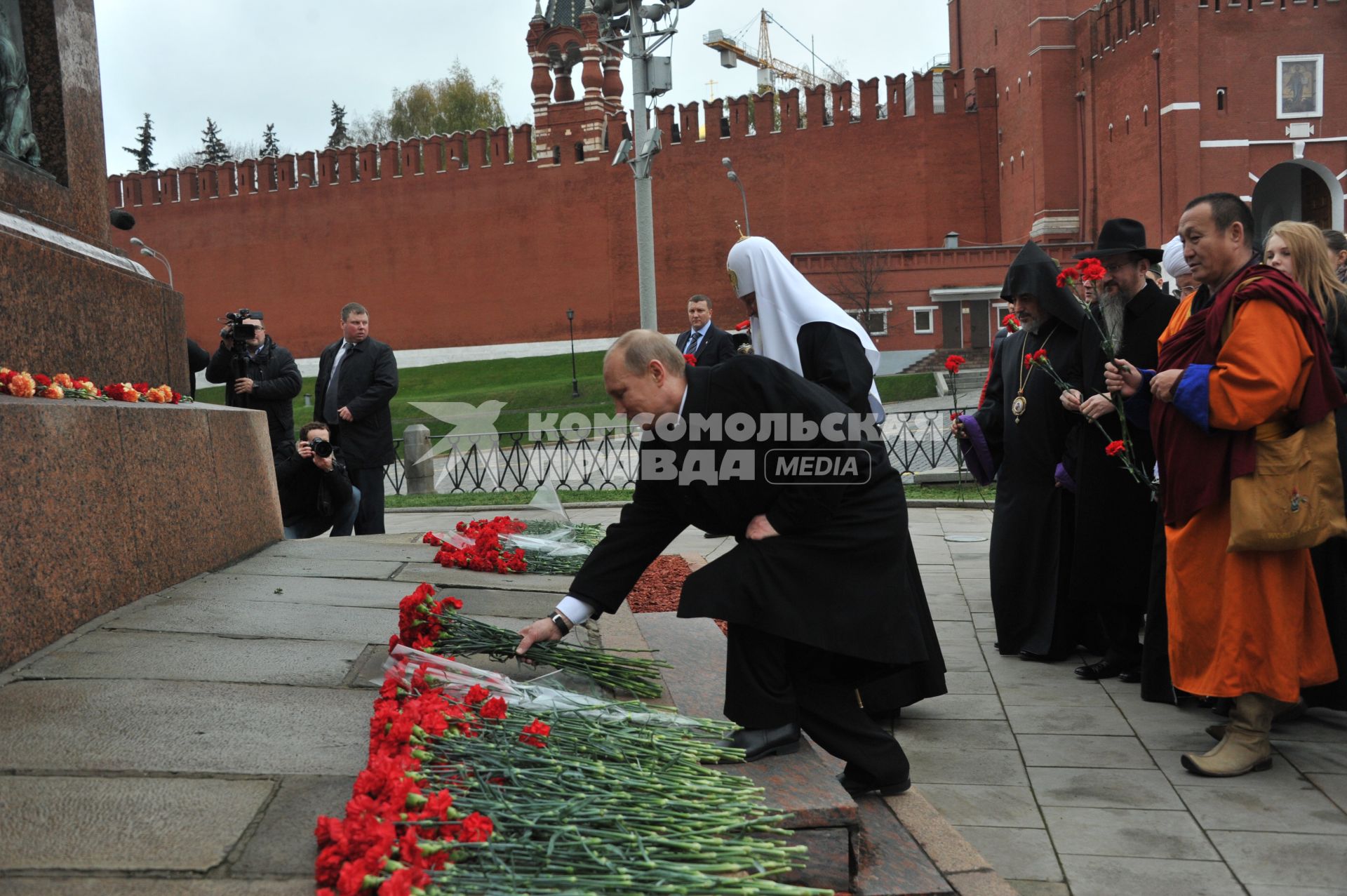 Красная площадь. Церемония возложения цветов к памятнику Кузьме Минину и Дмитрию Пожарскому в День народного единства. На снимке: президент России Владимир Путин.