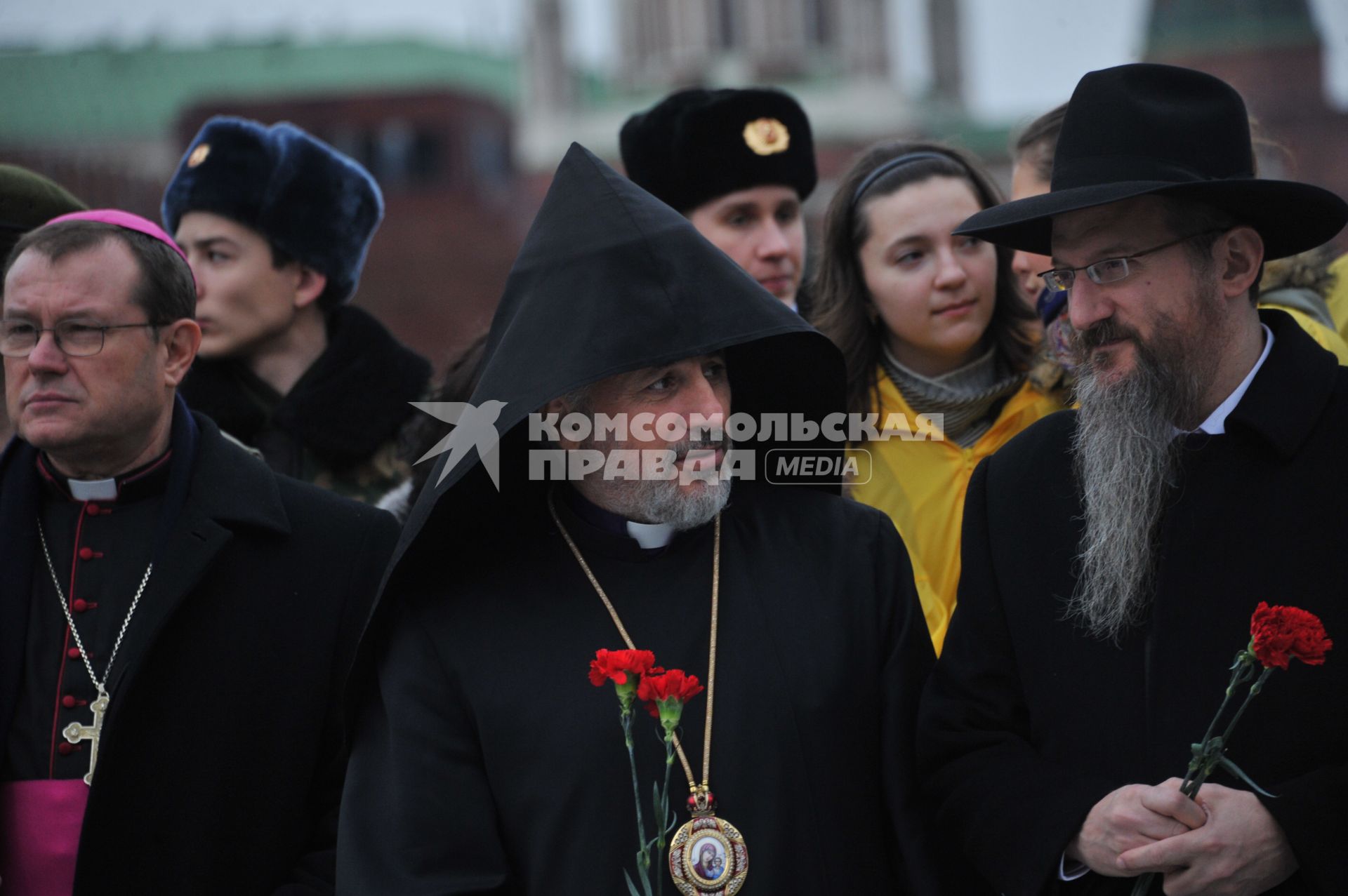 Красная площадь. Церемония возложения цветов к памятнику Кузьме Минину и Дмитрию Пожарскому в День народного единства. На снимке: архиепископ, ординарий Римско-католической архиепархии Божией Матери в Москве Паоло Пецци, епископ, глава Ново-Нахичеванской и Российской епархии Армянской апостольской церкви Езрас и главный раввин России Берл Лазар (слева направо)