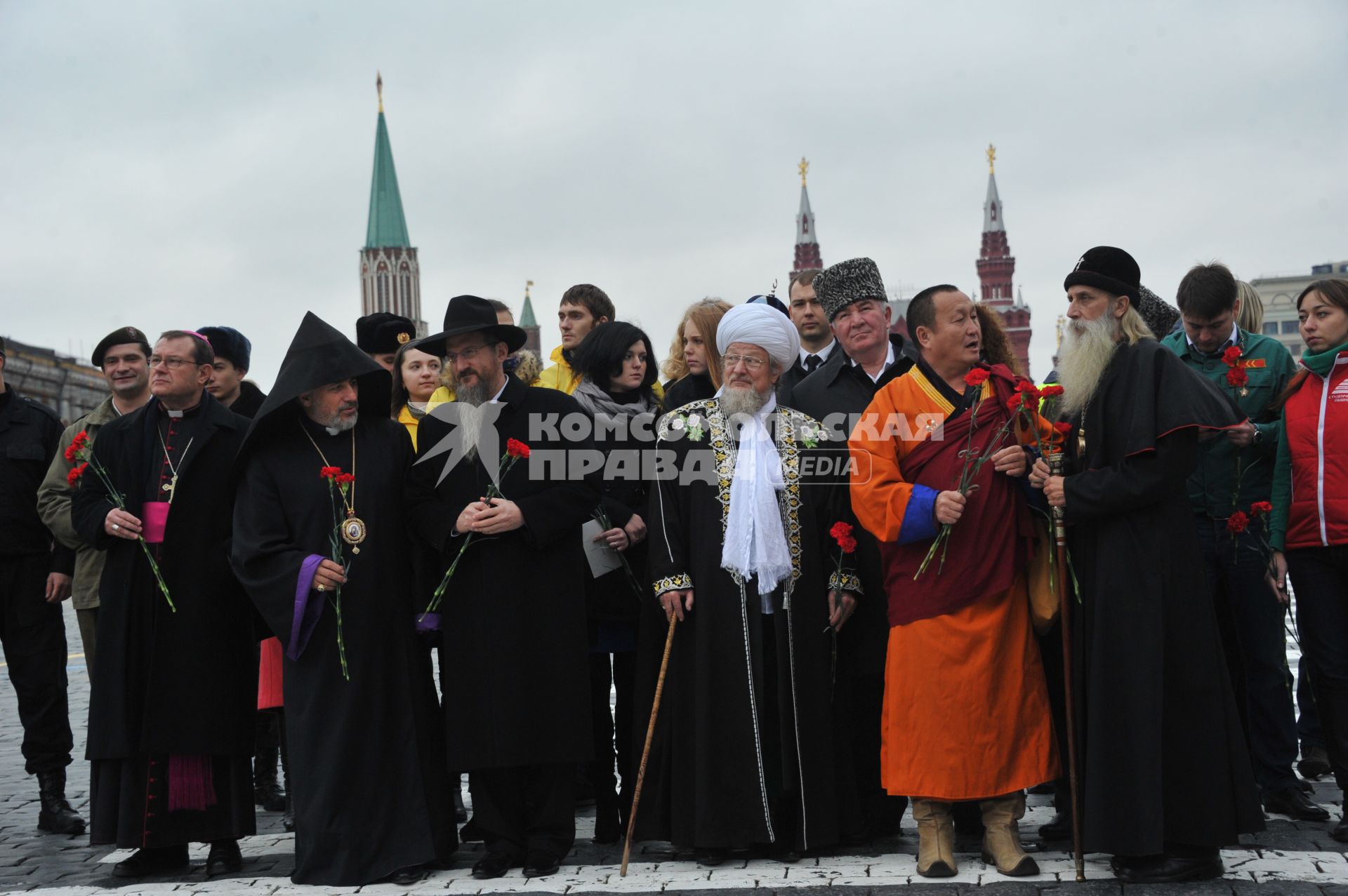 Красная площадь. Церемония возложения цветов к памятнику Кузьме Минину и Дмитрию Пожарскому в День народного единства. На снимке: архиепископ, ординарий Римско-католической архиепархии Божией Матери в Москве Паоло , глава Ново-Нахичеванской и Российской епархии Армянской апостольской церкви Езрас, главный раввин России Берл Лазар, верховный муфтий, председатель Центрального духовного управления мусульман России Талгат Таджуддин и глава Буддийской традиционной сангхи России Дамба Аюшеев (слева направо на первом плане)