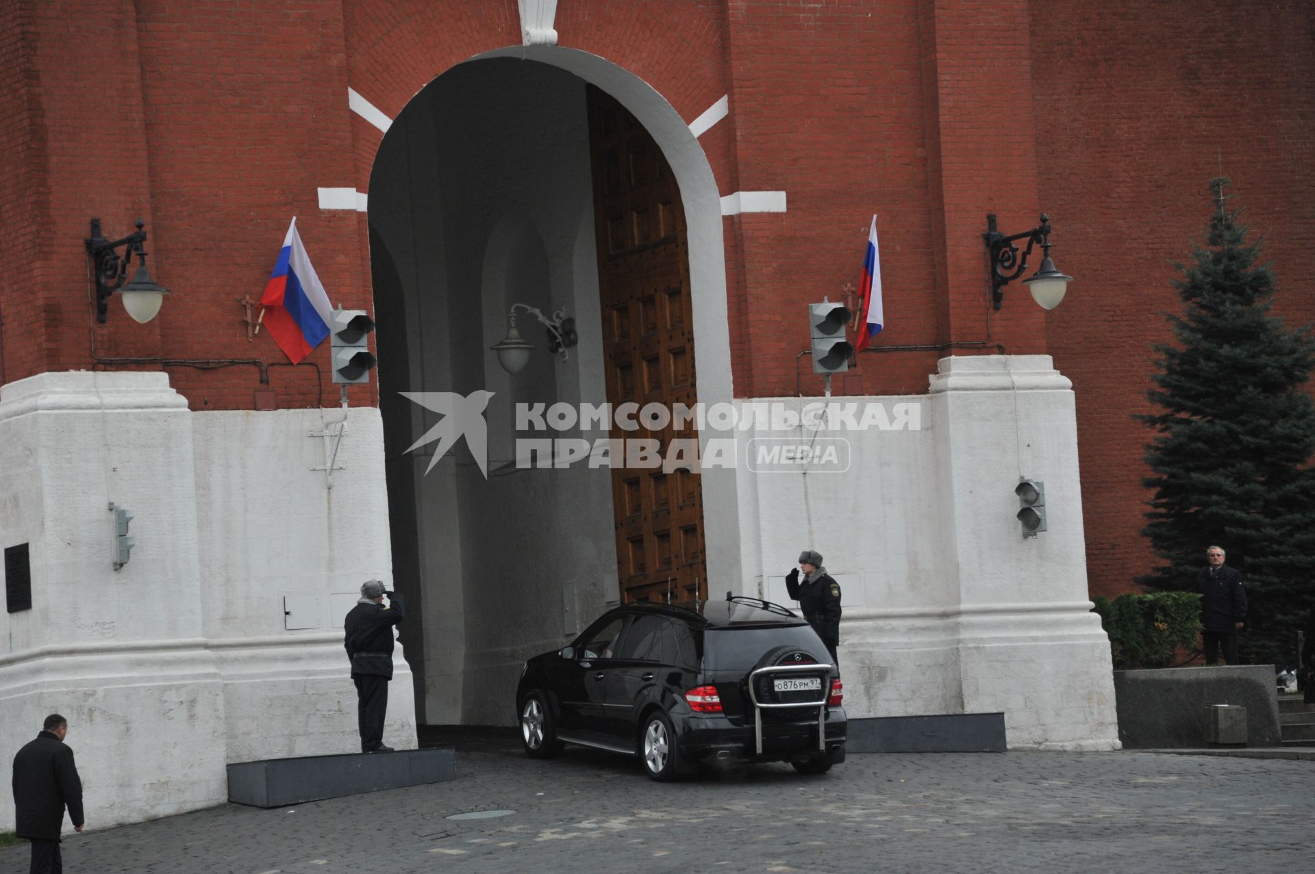 Автомобиль Mercedes-Benz въезжает в Кремлевские ворота.