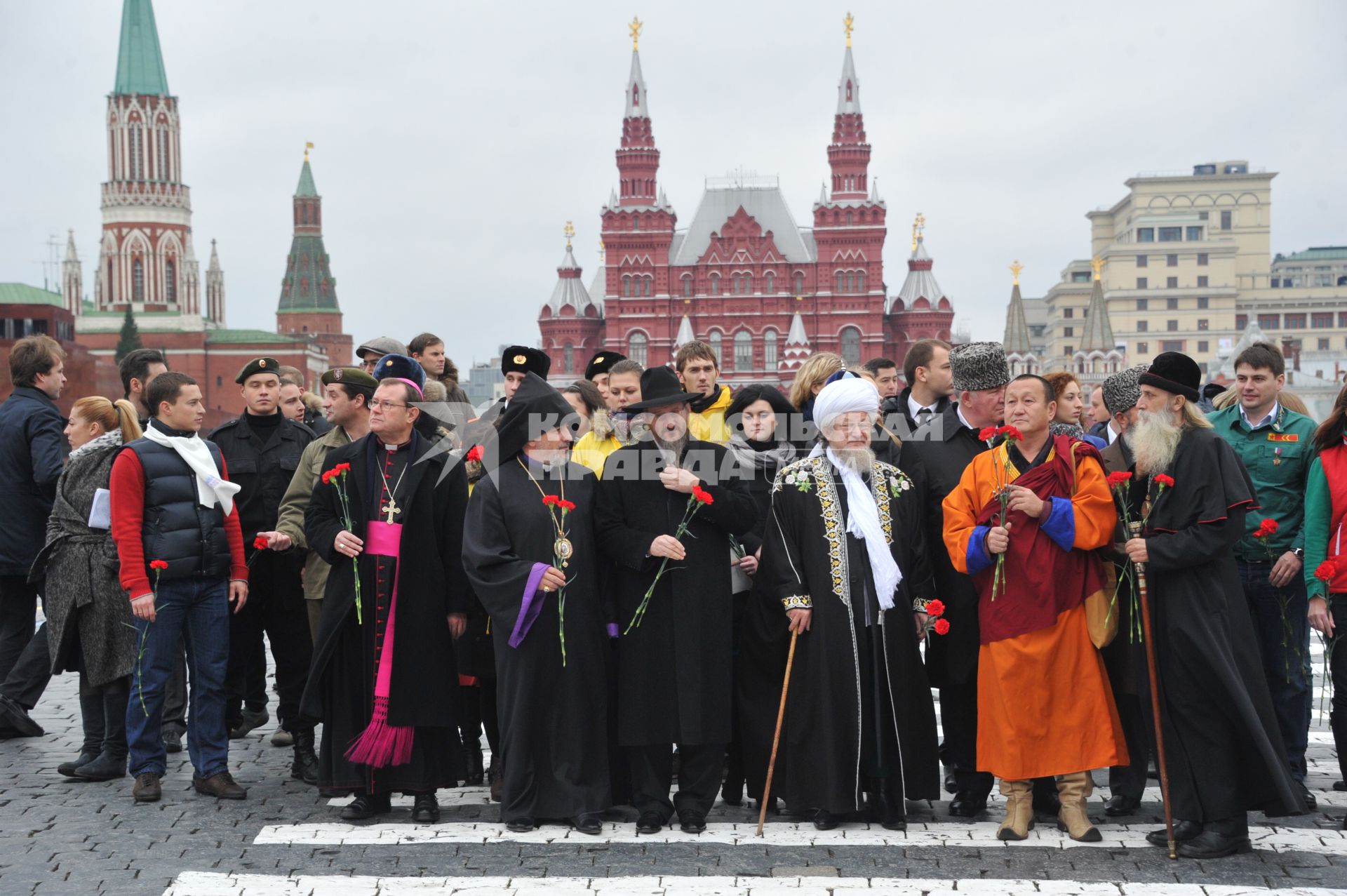 Красная площадь. Церемония возложения цветов к памятнику Кузьме Минину и Дмитрию Пожарскому в День народного единства. На снимке: архиепископ, ординарий Римско-католической архиепархии Божией Матери в Москве Паоло Пецци, глава Ново-Нахичеванской и Российской епархии Армянской апостольской церкви Езрас, главный раввин России Берл Лазар, верховный муфтий, председатель Центрального духовного управления мусульман России Талгат Таджуддин и глава Буддийской традиционной сангхи России Дамба Аюшеев (слева направо на первом плане).