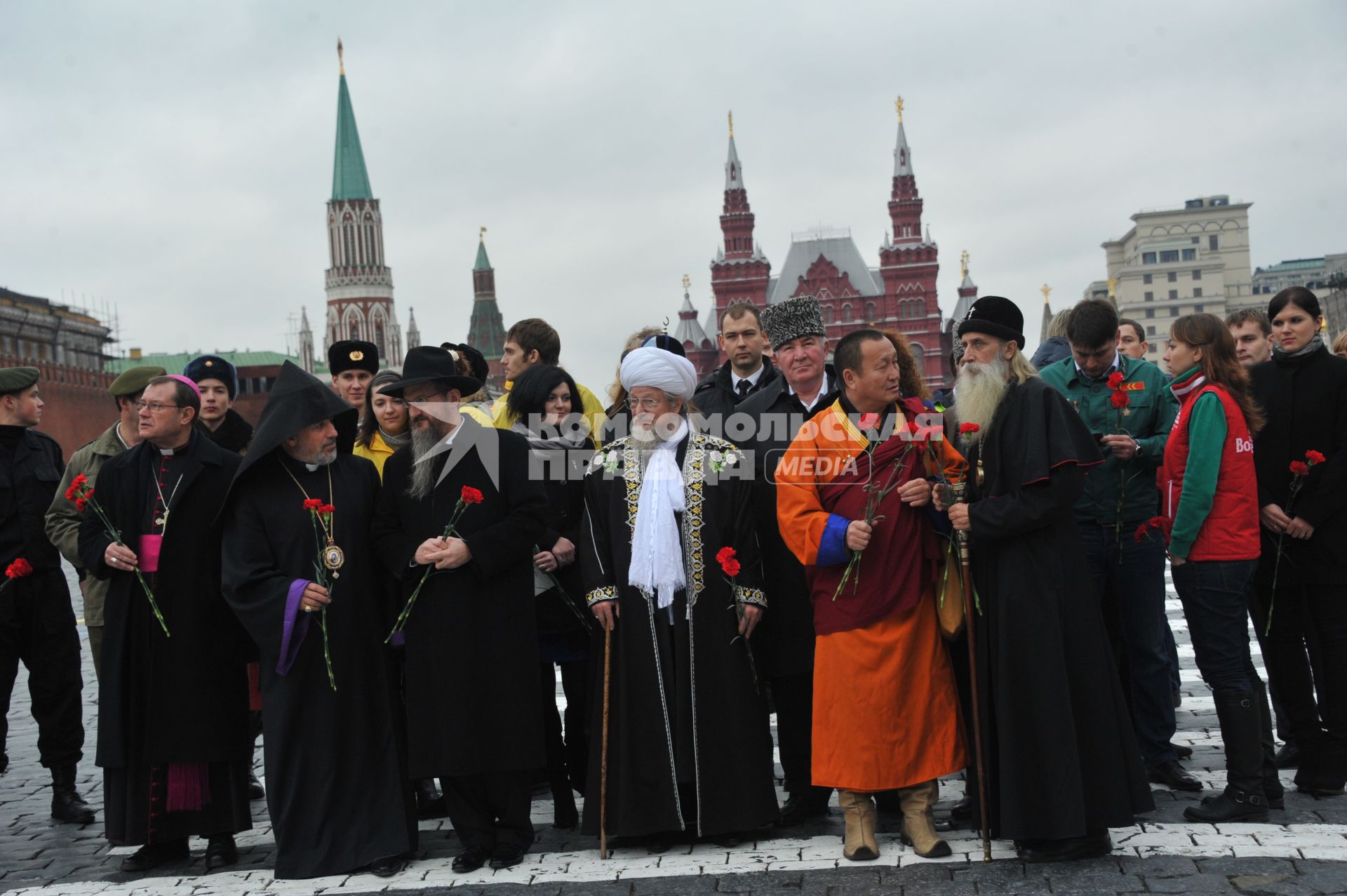 Красная площадь. Церемония возложения цветов к памятнику Кузьме Минину и Дмитрию Пожарскому в День народного единства. На снимке: архиепископ, ординарий Римско-католической архиепархии Божией Матери в Москве Паоло , глава Ново-Нахичеванской и Российской епархии Армянской апостольской церкви Езрас, главный раввин России Берл Лазар, верховный муфтий, председатель Центрального духовного управления мусульман России Талгат Таджуддин и глава Буддийской традиционной сангхи России Дамба Аюшеев (слева направо на первом плане)