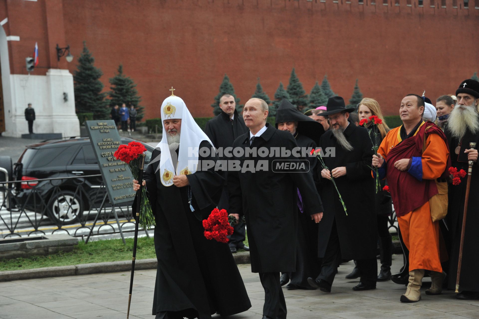 Красная площадь. Церемония возложения цветов к памятнику Кузьме Минину и Дмитрию Пожарскому в День народного единства. На снимке: президент России Владимир Путин и патриарх Московский и всея Руси Кирилл (справа налево).