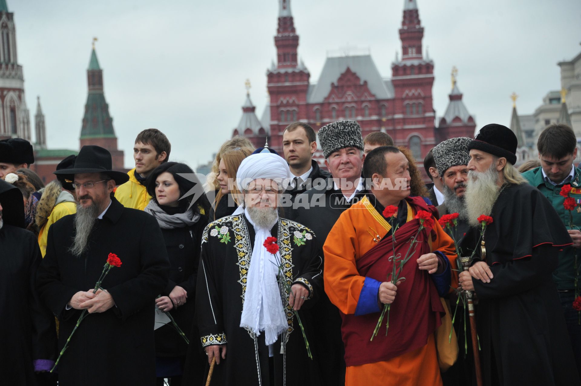 Красная площадь. Церемония возложения цветов к памятнику Кузьме Минину и Дмитрию Пожарскому в День народного единства. На снимке:  главный раввин России Берл Лазар, верховный муфтий, председатель Центрального духовного управления мусульман России Талгат Таджуддин и глава Буддийской традиционной сангхи России Дамба Аюшеев (слева направо на первом плане)