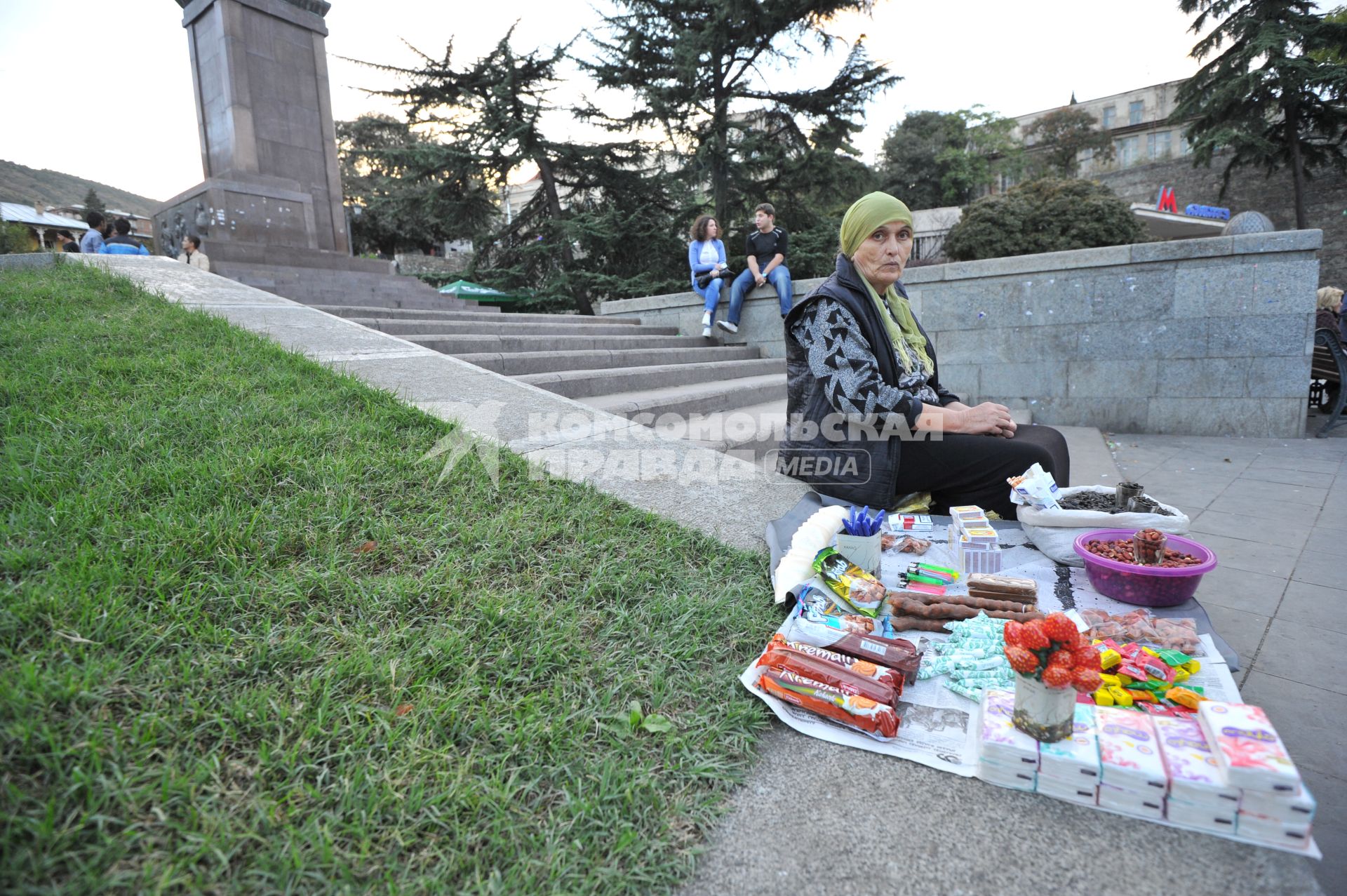 Виды Тбилиси. Проспект Шота Руставели. На снимке: женщина продает сладости.