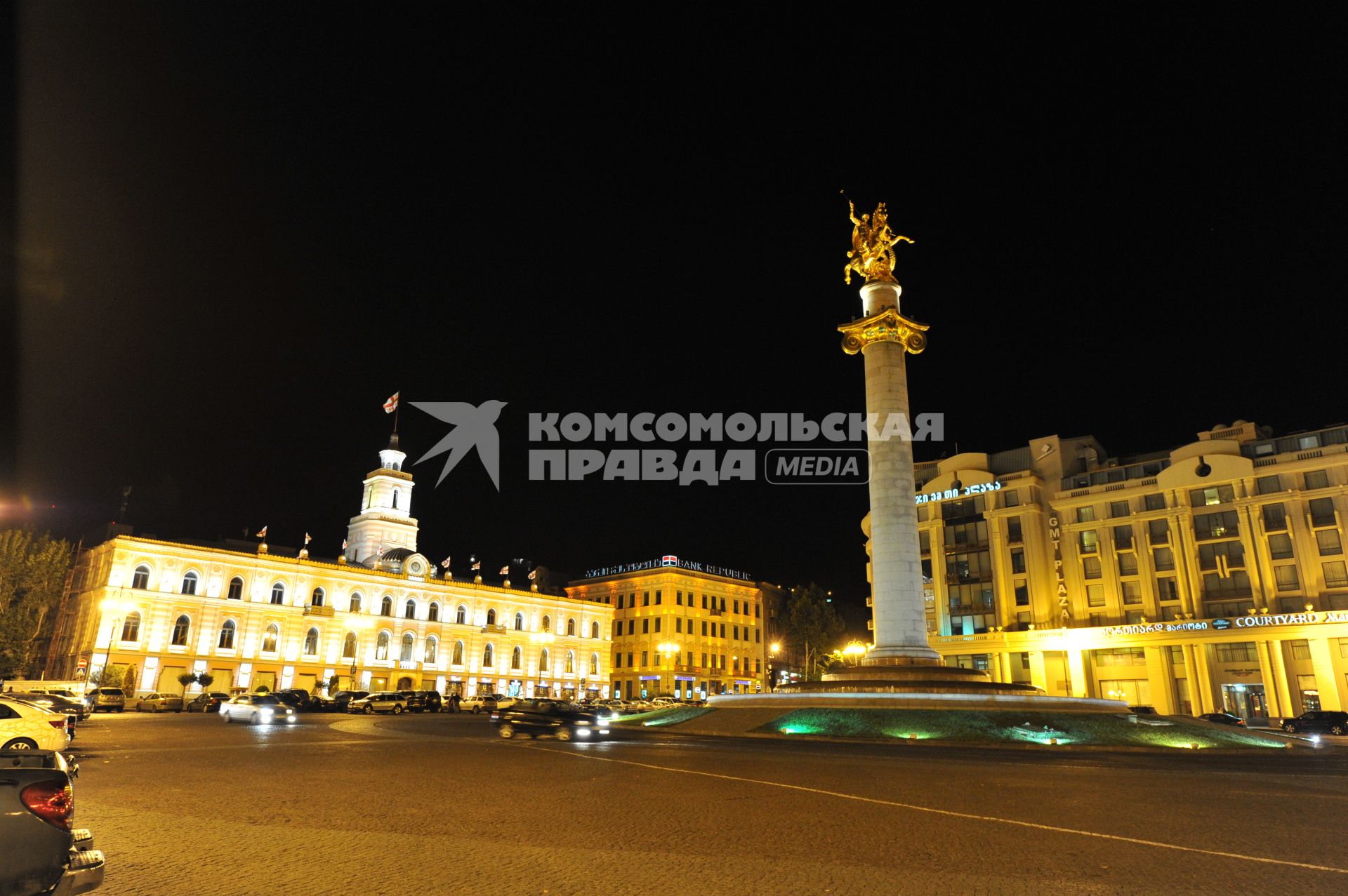 Виды Тбилиси. Статуя Георгия Победоносца на Площади Свободы. Здание мэрии (слева).