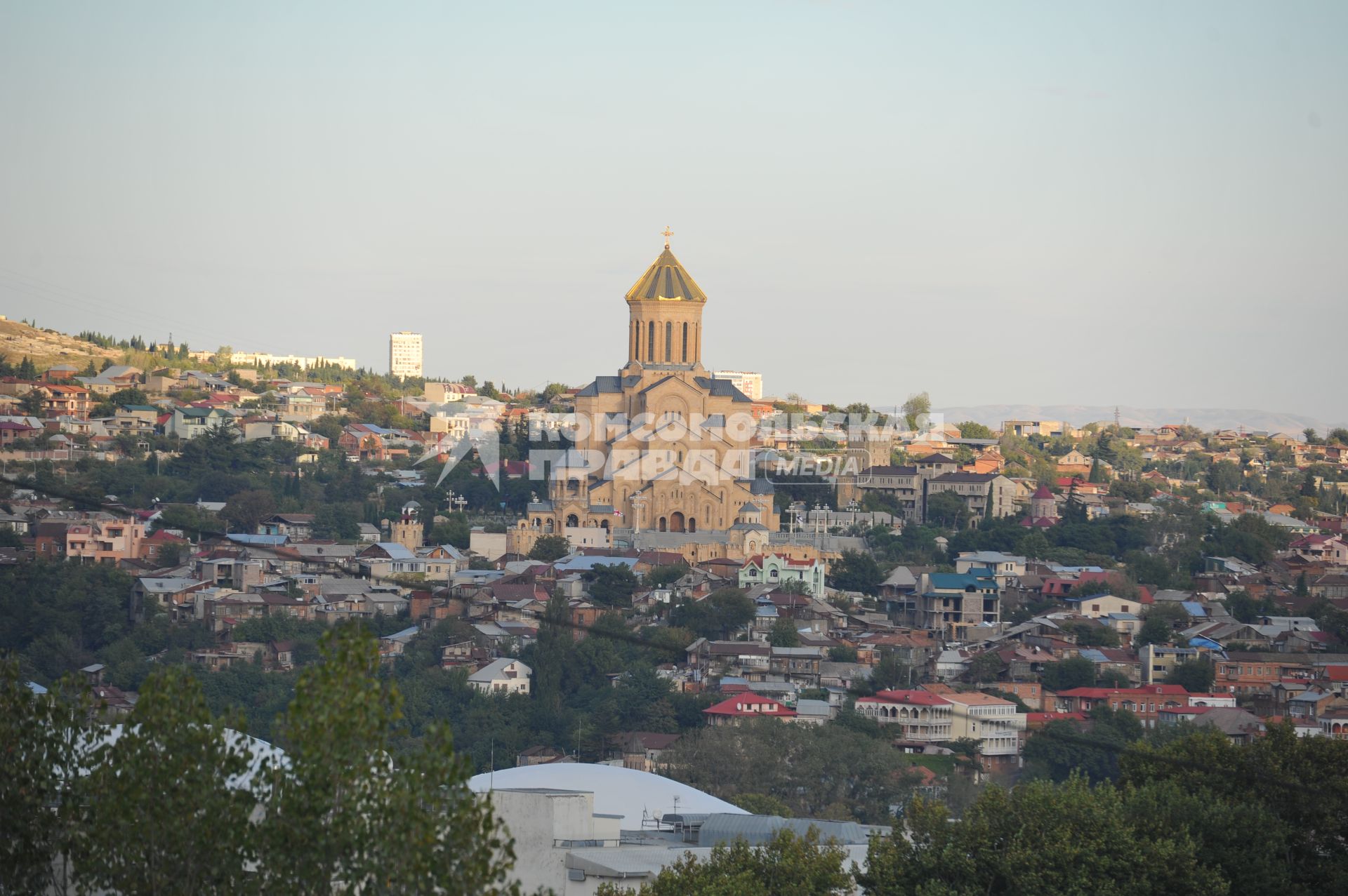 Виды Тбилиси. На снимке: главный кафедральный собор Грузинской православной церкви - Цминда Самеба  (Собор Святой Троицы) на холме св. Ильи.
