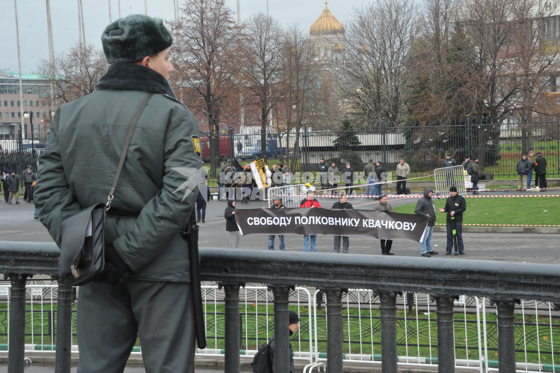 Акция националистов `Русский марш`. На снимке: транспорант `Свободу полковнику Квачкову`.