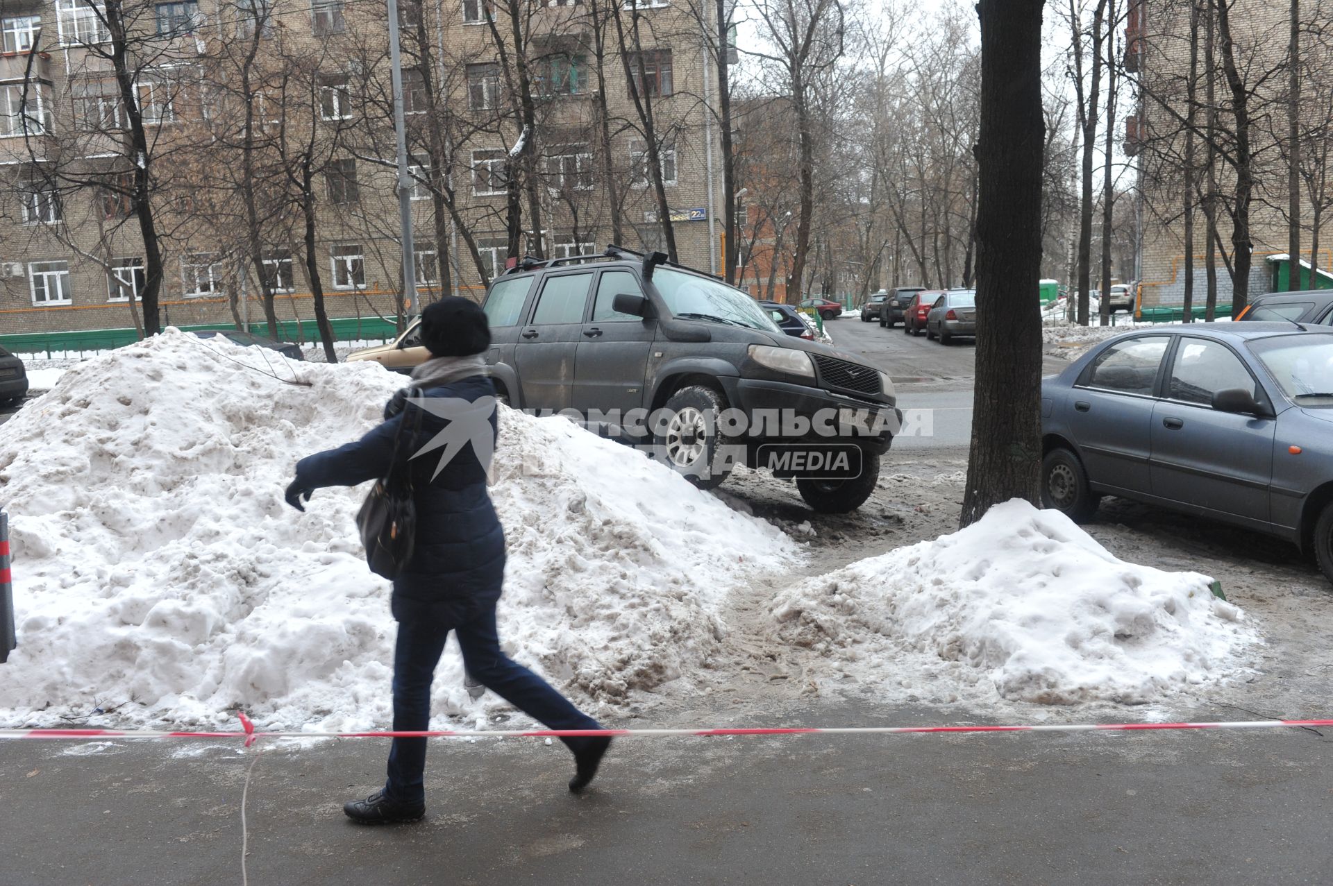 Припаркованный на сугробе автомобиль.