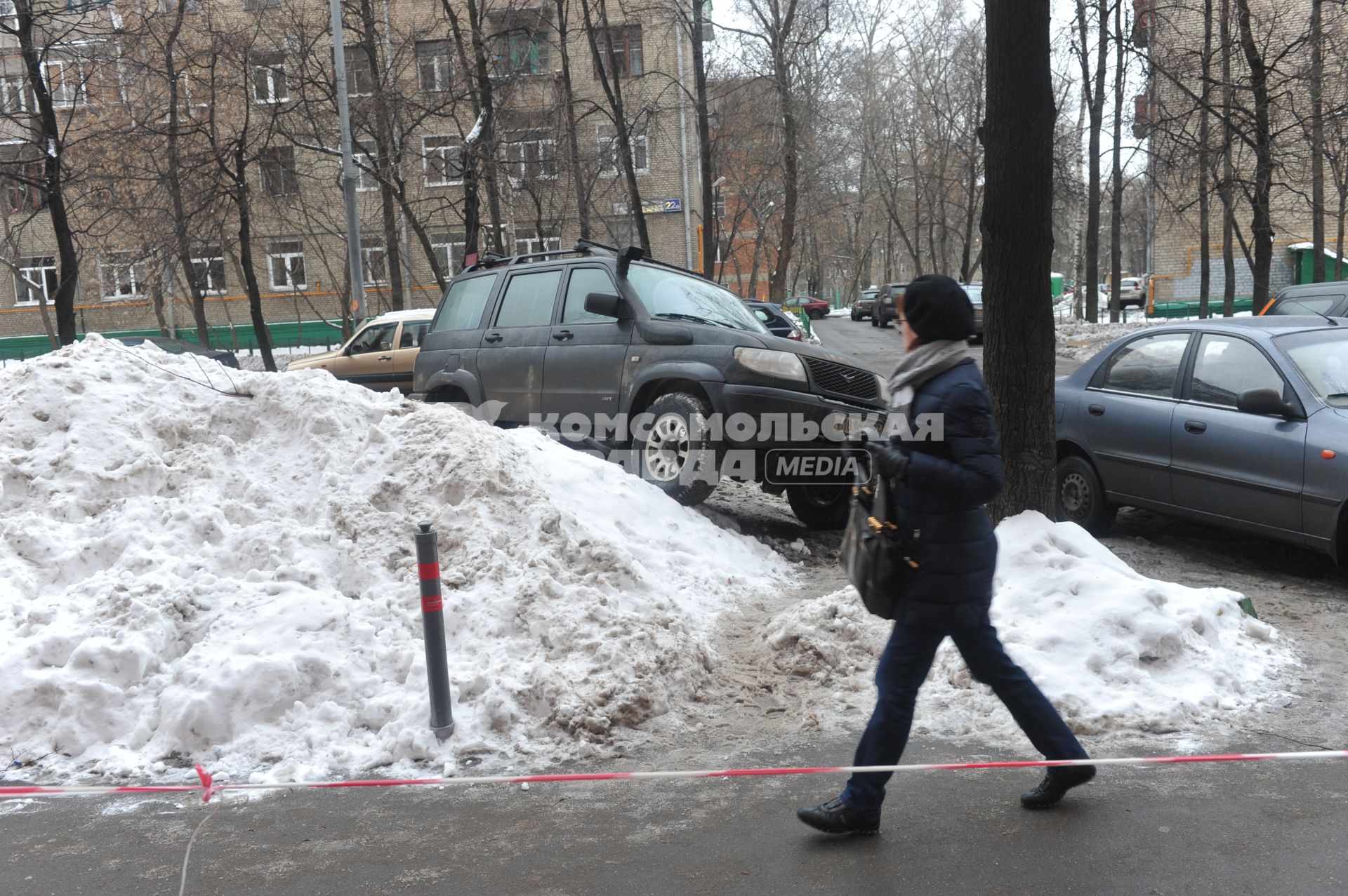 Припаркованный на сугробе автомобиль.