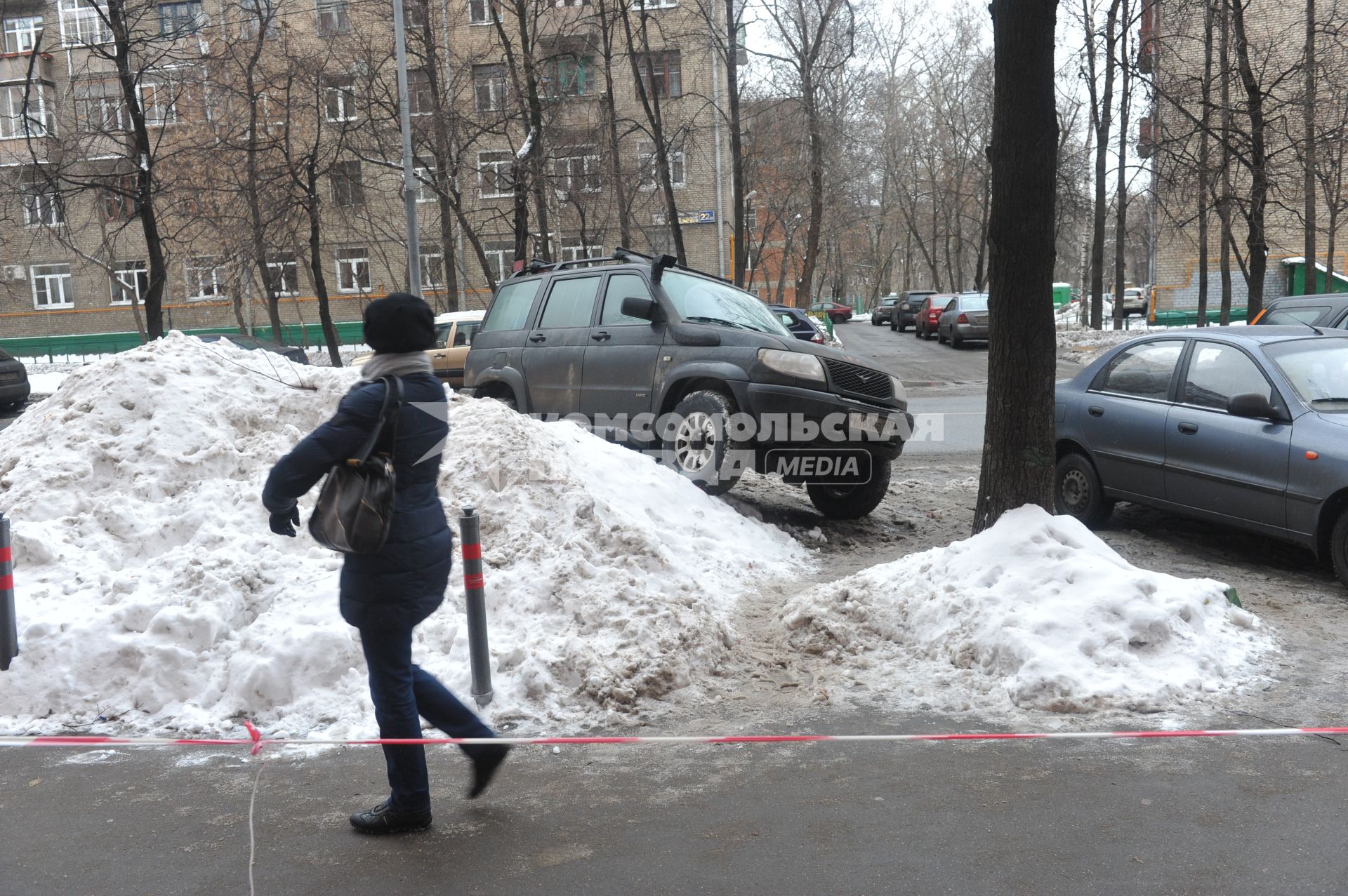 Припаркованный на сугробе автомобиль.