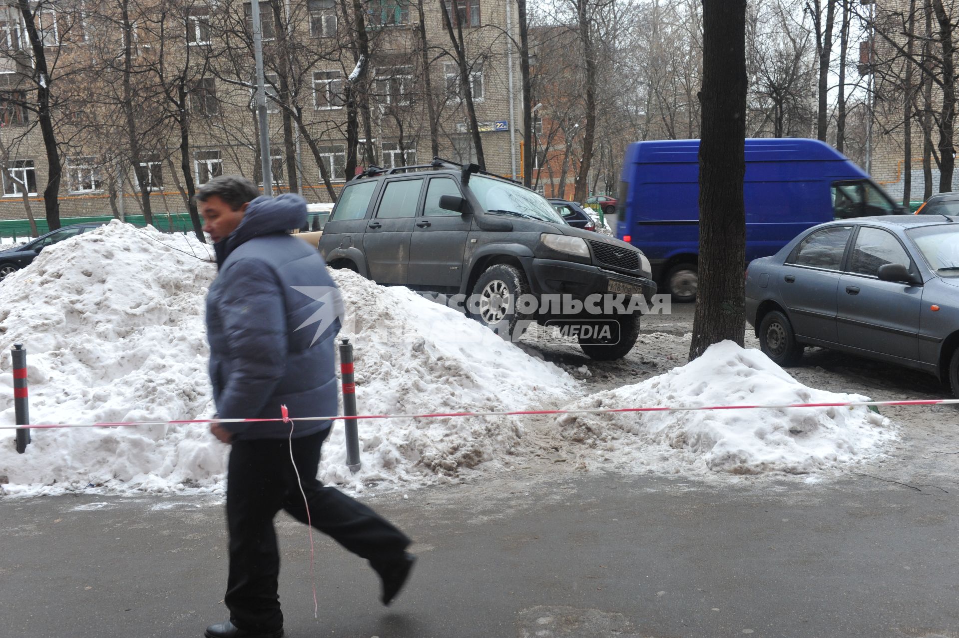 Припаркованный на сугробе автомобиль.