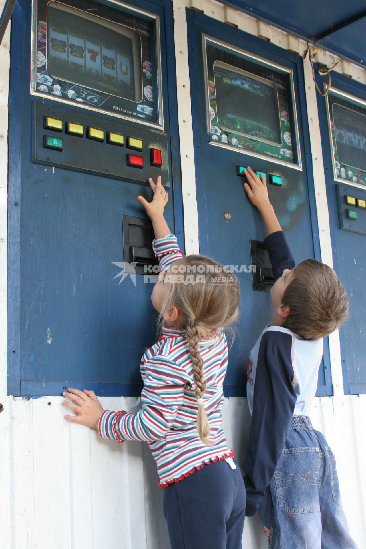 Уличные игровые автоматы. На снимке: дети тянутся играть.