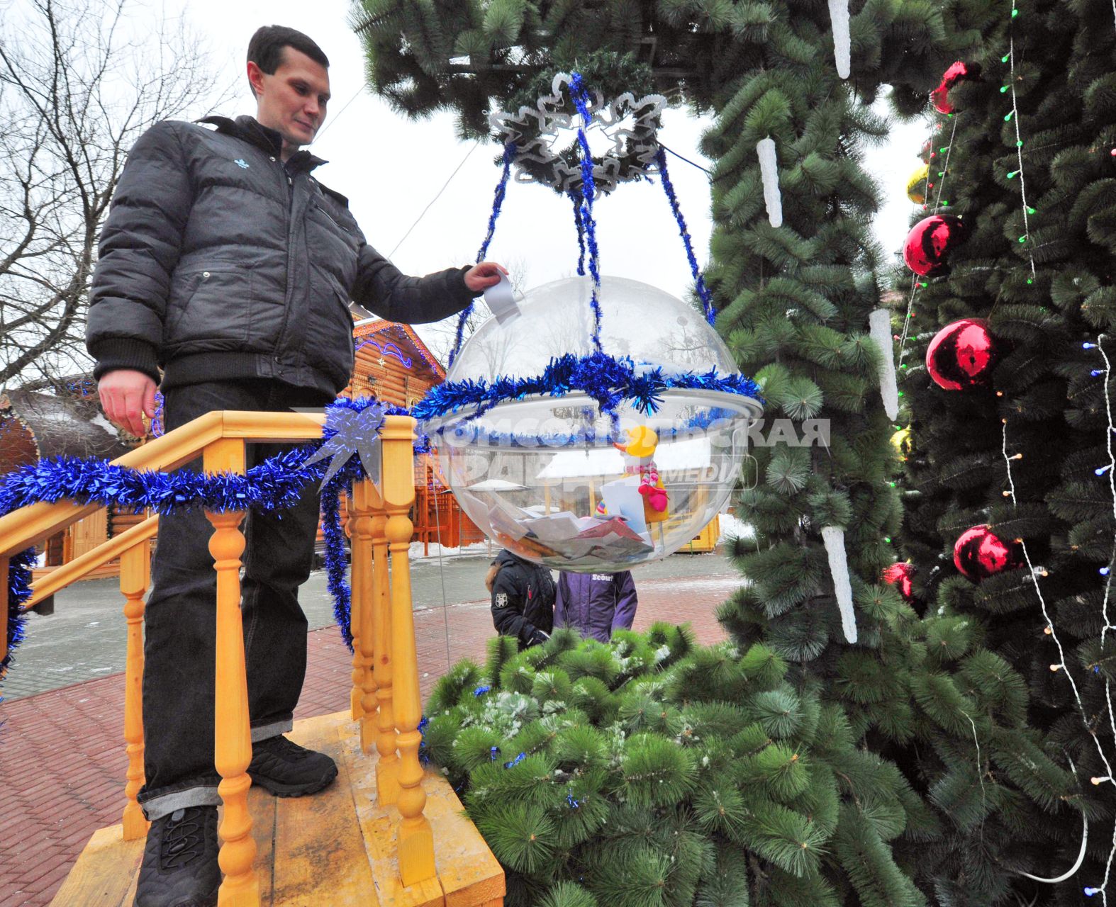 Московская усадьба Деда Мороза. На снимке: мужчина отправляет письмо Деду Морозу.
