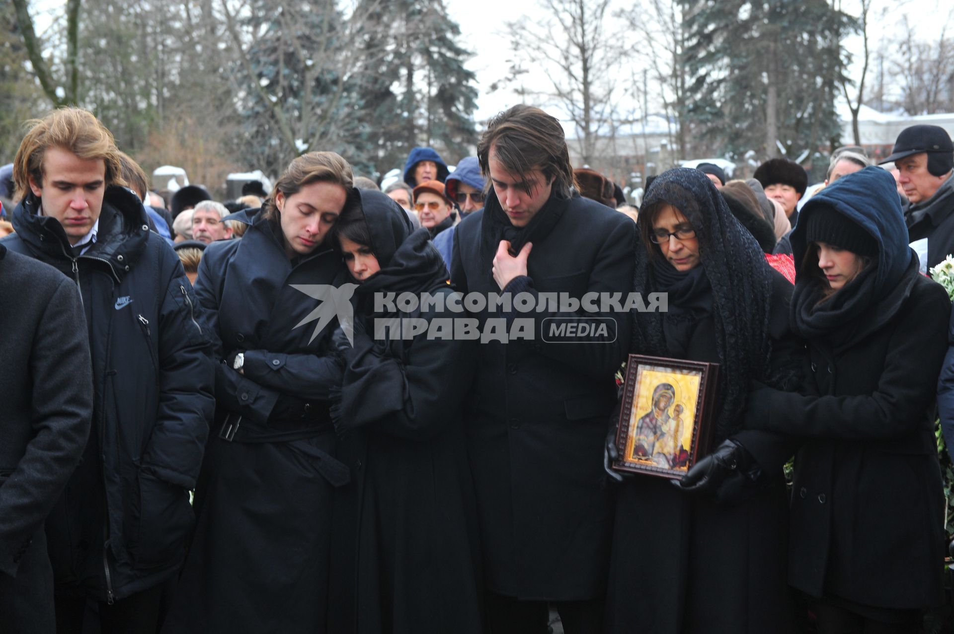 Прощание с оперной певицей Галиной Вишневской на Новодевичьем кладбище. На снимке: дочери Галины Вишневской Ольга (в центре) и Елена (вторая справа).