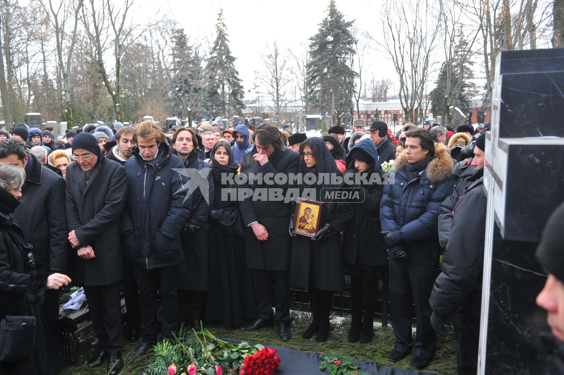 Прощание с оперной певицей Галиной Вишневской на Новодевичьем кладбище. На снимке: дочери Галины Вишневской Ольга (в центре) и Елена (третья справа).