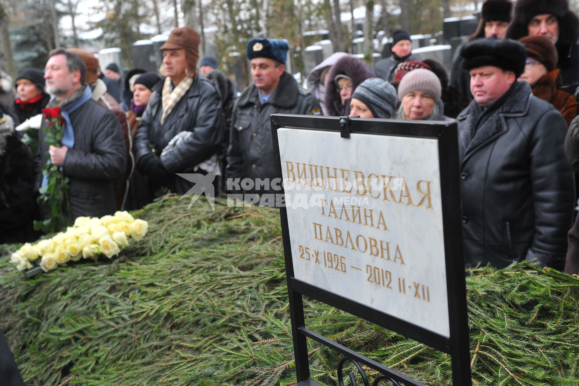 Прощание с оперной певицей Галиной Вишневской на Новодевичьем кладбище.