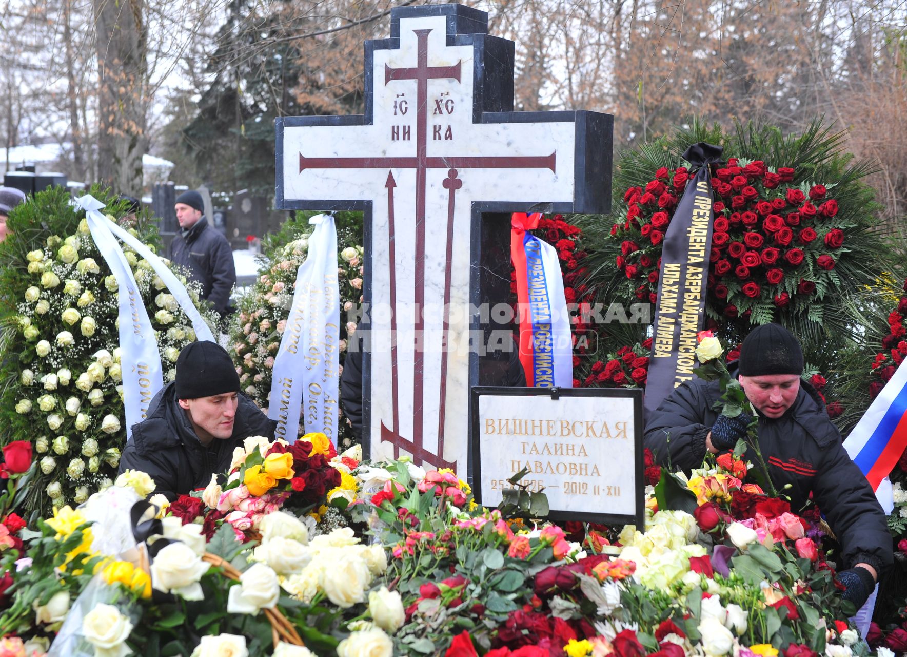 Прощание с оперной певицей Галиной Вишневской на Новодевичьем кладбище.