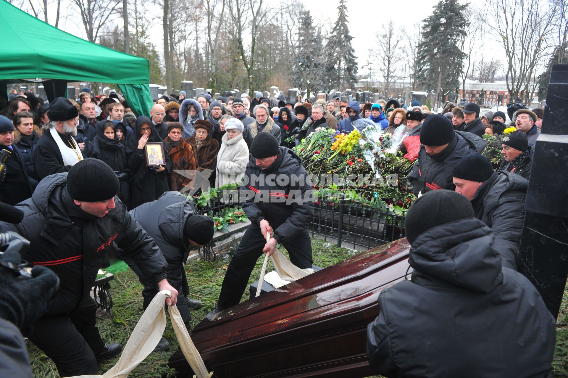 Прощание с оперной певицей Галиной Вишневской на Новодевичьем кладбище.