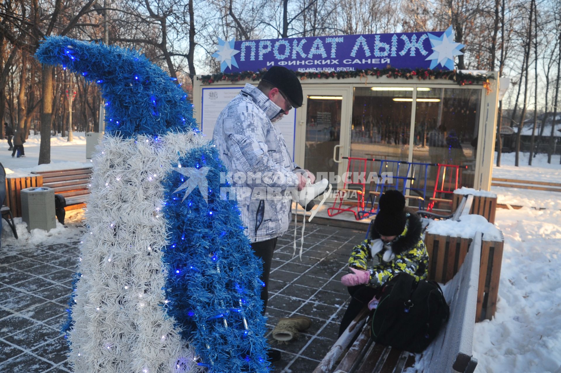 Парк Соколники. Каток `Лед`. На снимке: прокат лыж.