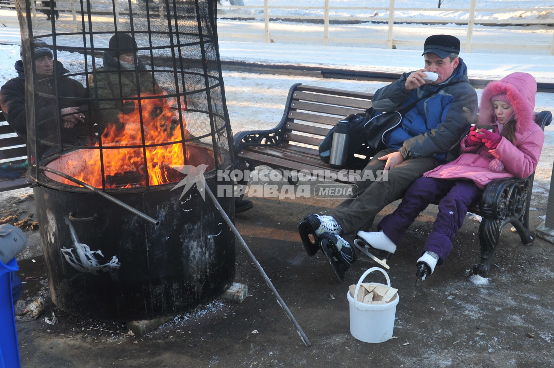 Парк Соколники. Каток `Лед`. На снимке: посетители катка согреваются у огня.