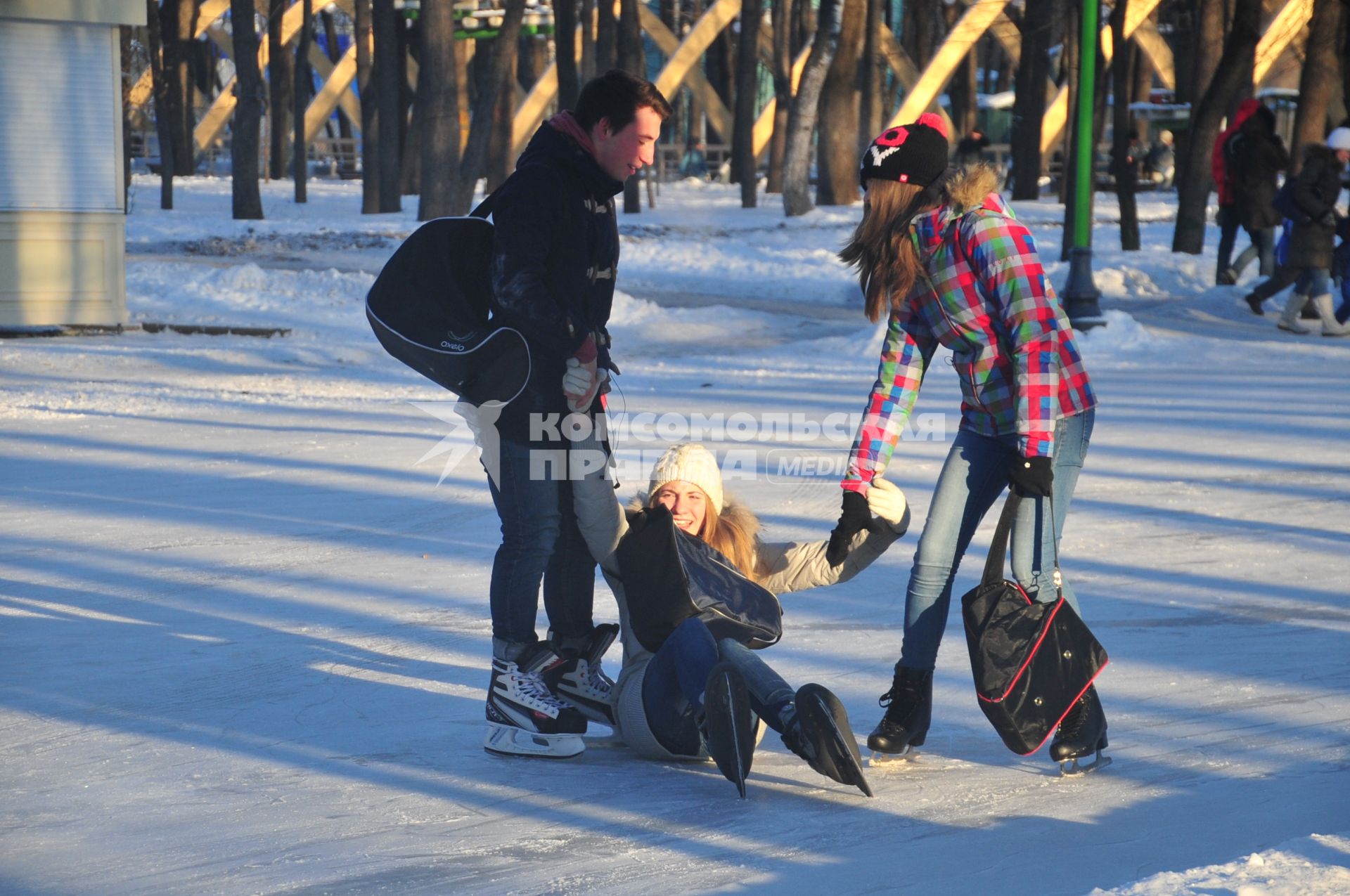 Парк Соколники. Каток `Лед`. На снимке: подростки на коньках.