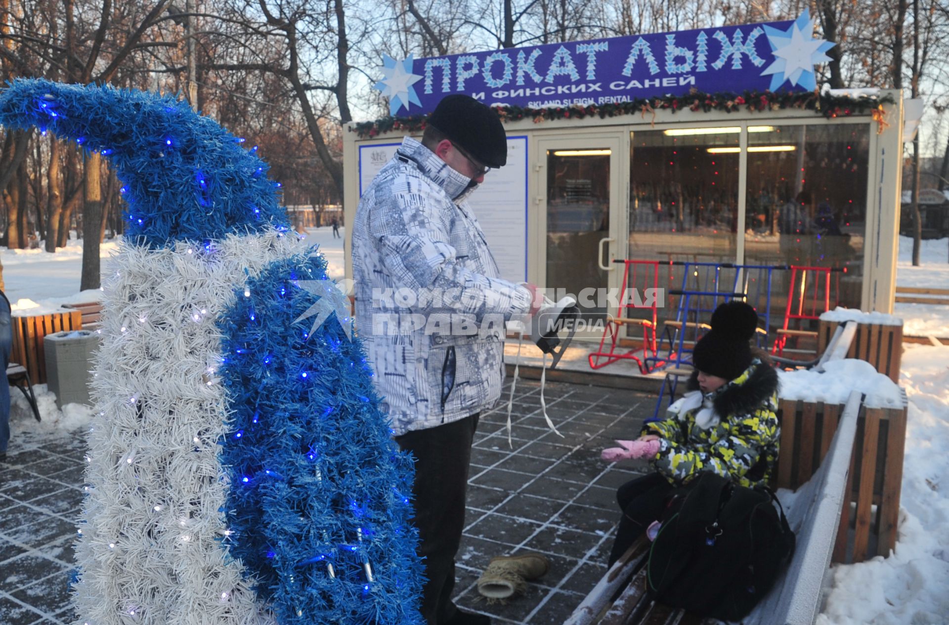 Парк Соколники. Каток `Лед`. На снимке: прокат лыж.