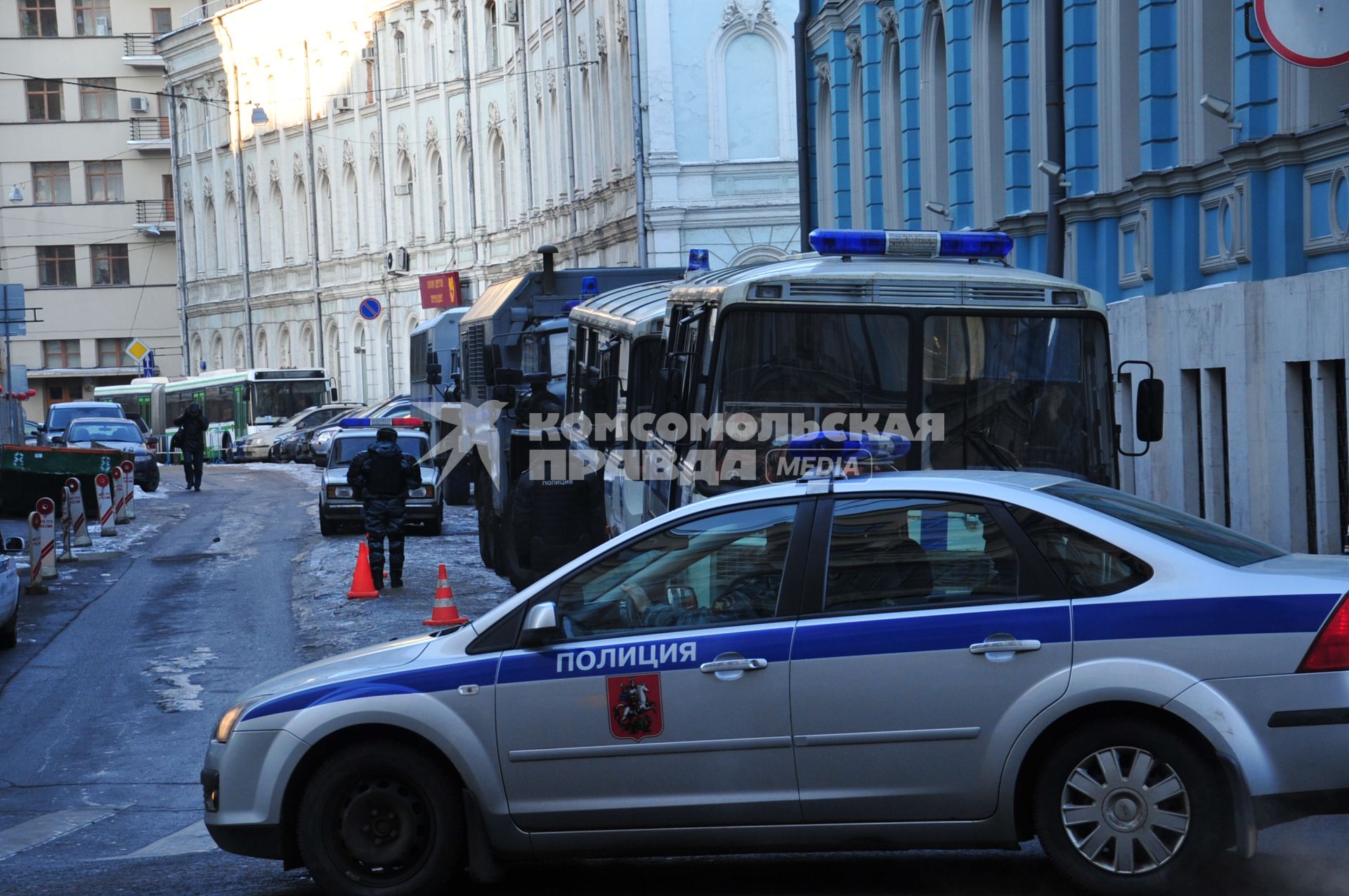 Лубянская площадь.  Несанкционированная акция протеста `Марш свободы`. На снимке: полицейская машина и автобусы.