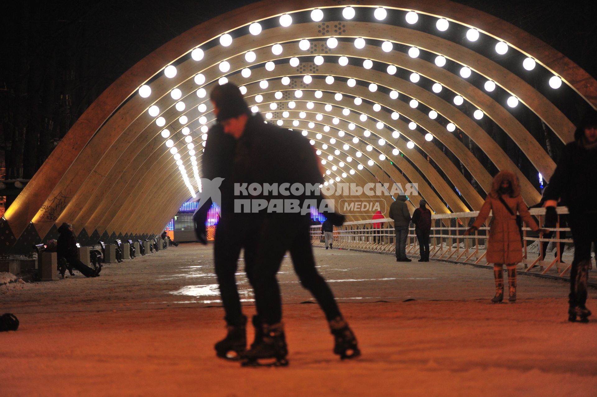 Вечерний парк Сокольники. Каток `Лед`.