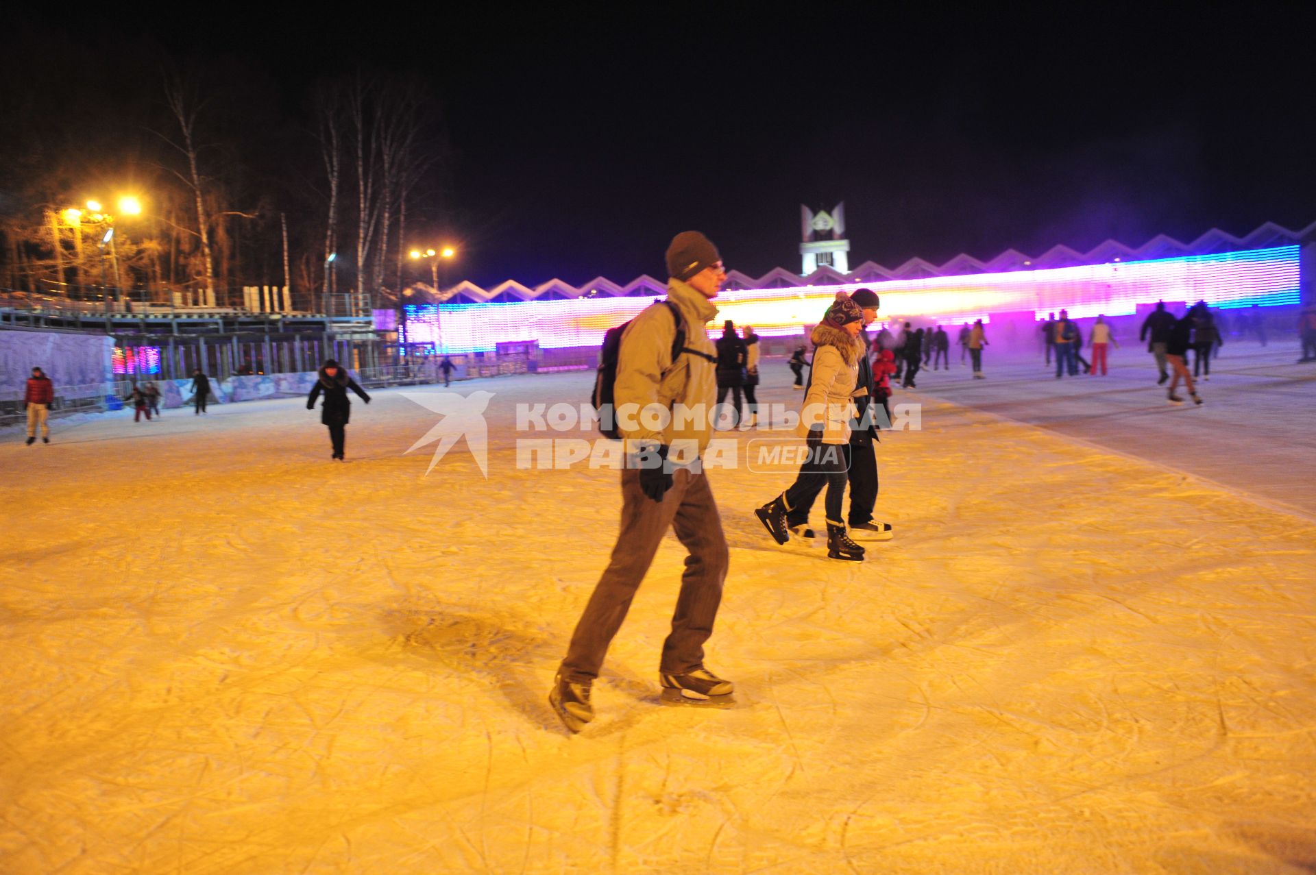 Вечерний парк Сокольники. Каток `Лед`.