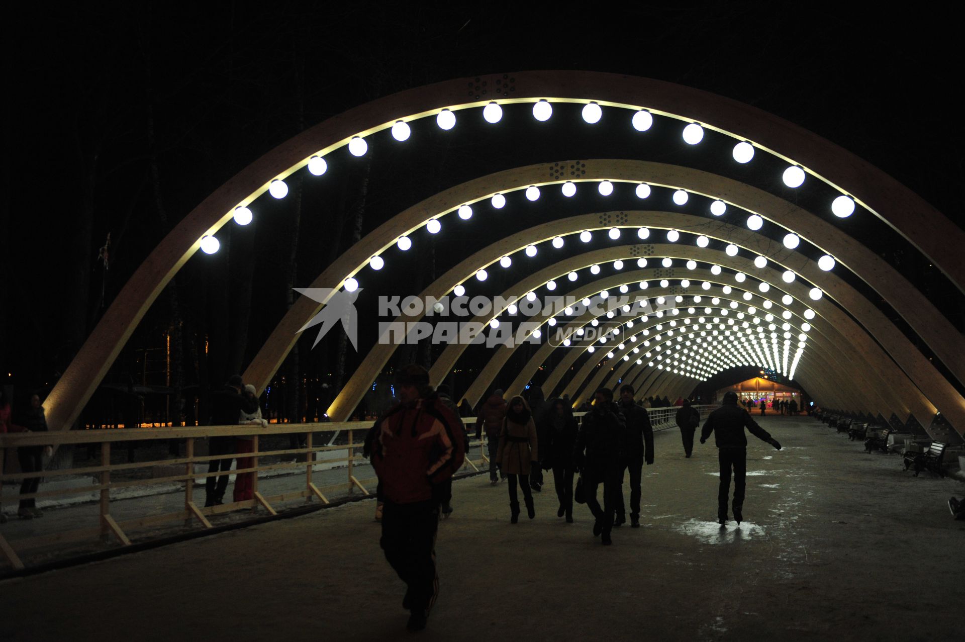 Вечерний парк Сокольники. Каток `Лед`.