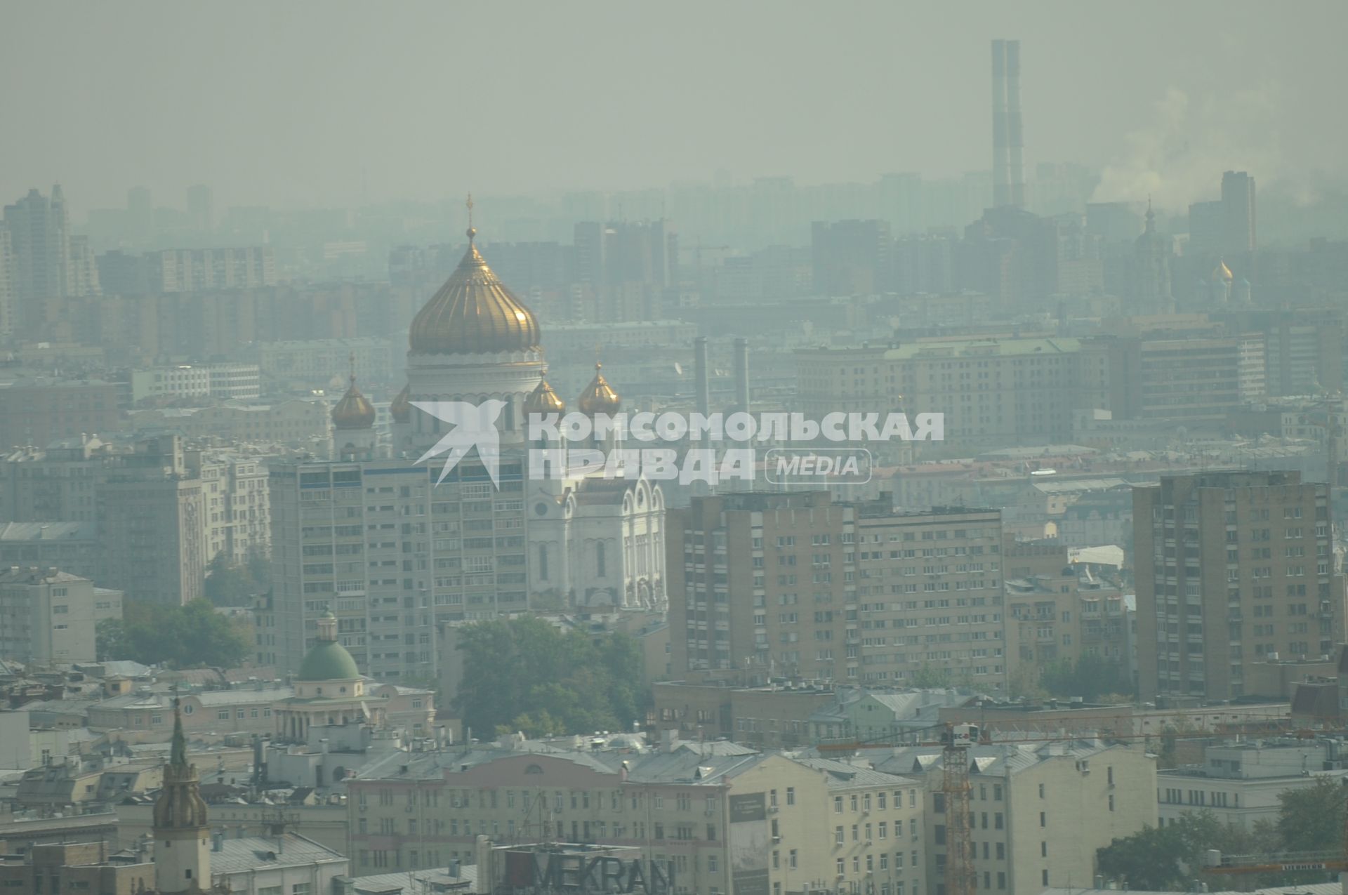 Виды Москвы. Вид с гостиницы `Рэдиссон Ройал` (Рэдиссон-Московская` - бывшая `Украина`) на Храм Христа Спасителя.