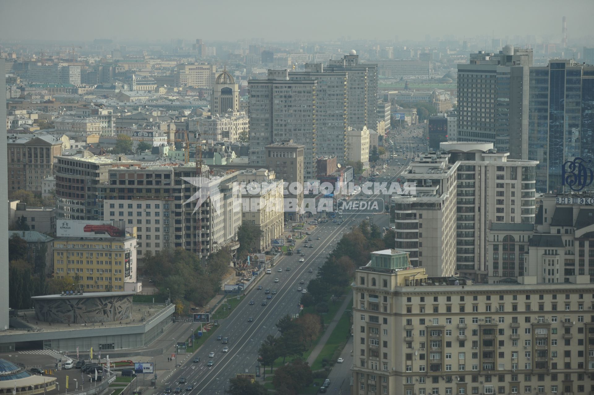 Виды Москвы. Вид с гостиницы `Рэдиссон Ройал` (Рэдиссон-Московская` - бывшая `Украина`) на улицу Новый Арбат.