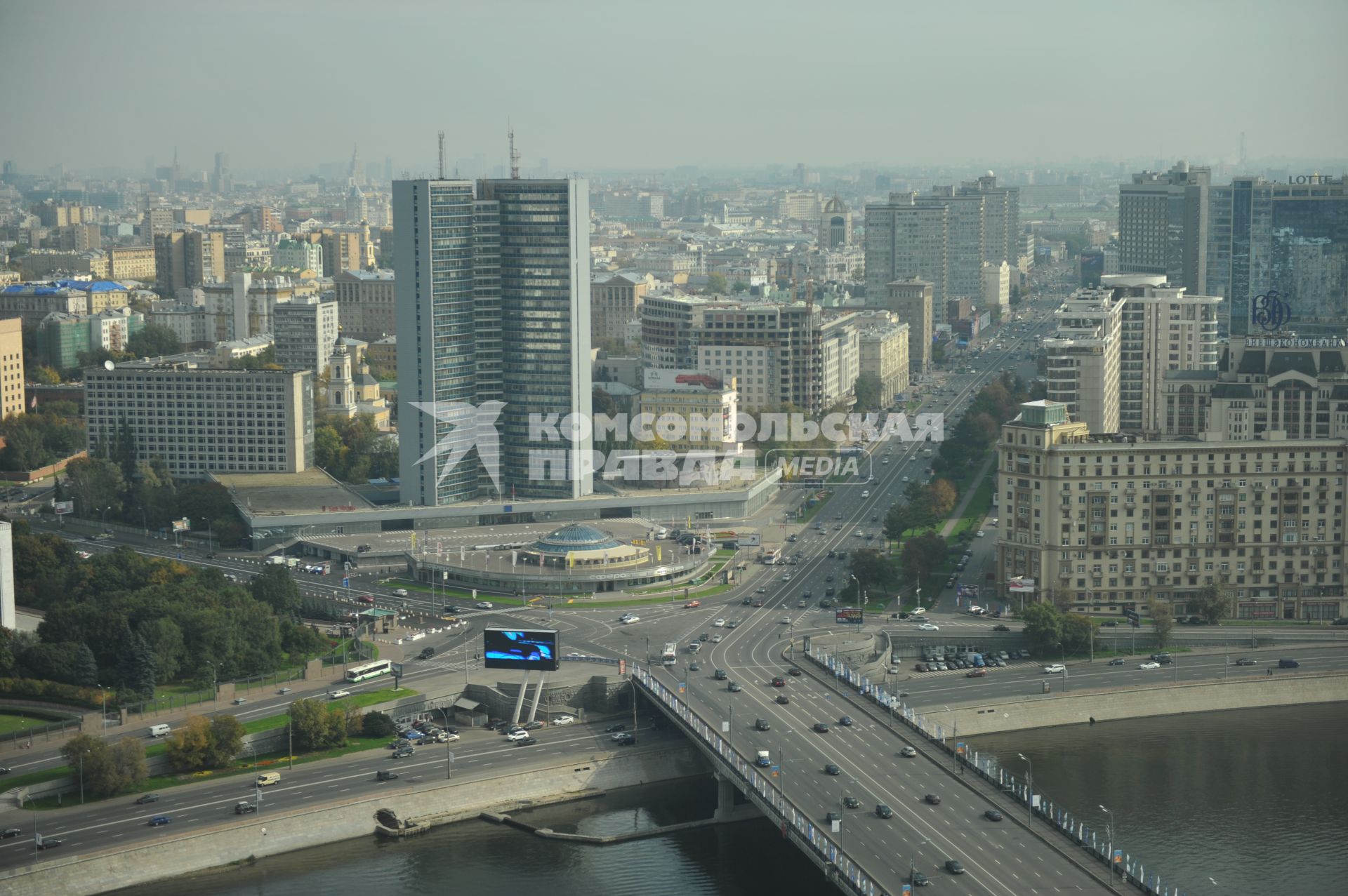 Виды Москвы. Вид с гостиницы `Рэдиссон Ройал` (Рэдиссон-Московская` - бывшая `Украина`) на здание правительства Москвы (бывшее здание  Совета экономической взаимопомощи (СЭВ)).