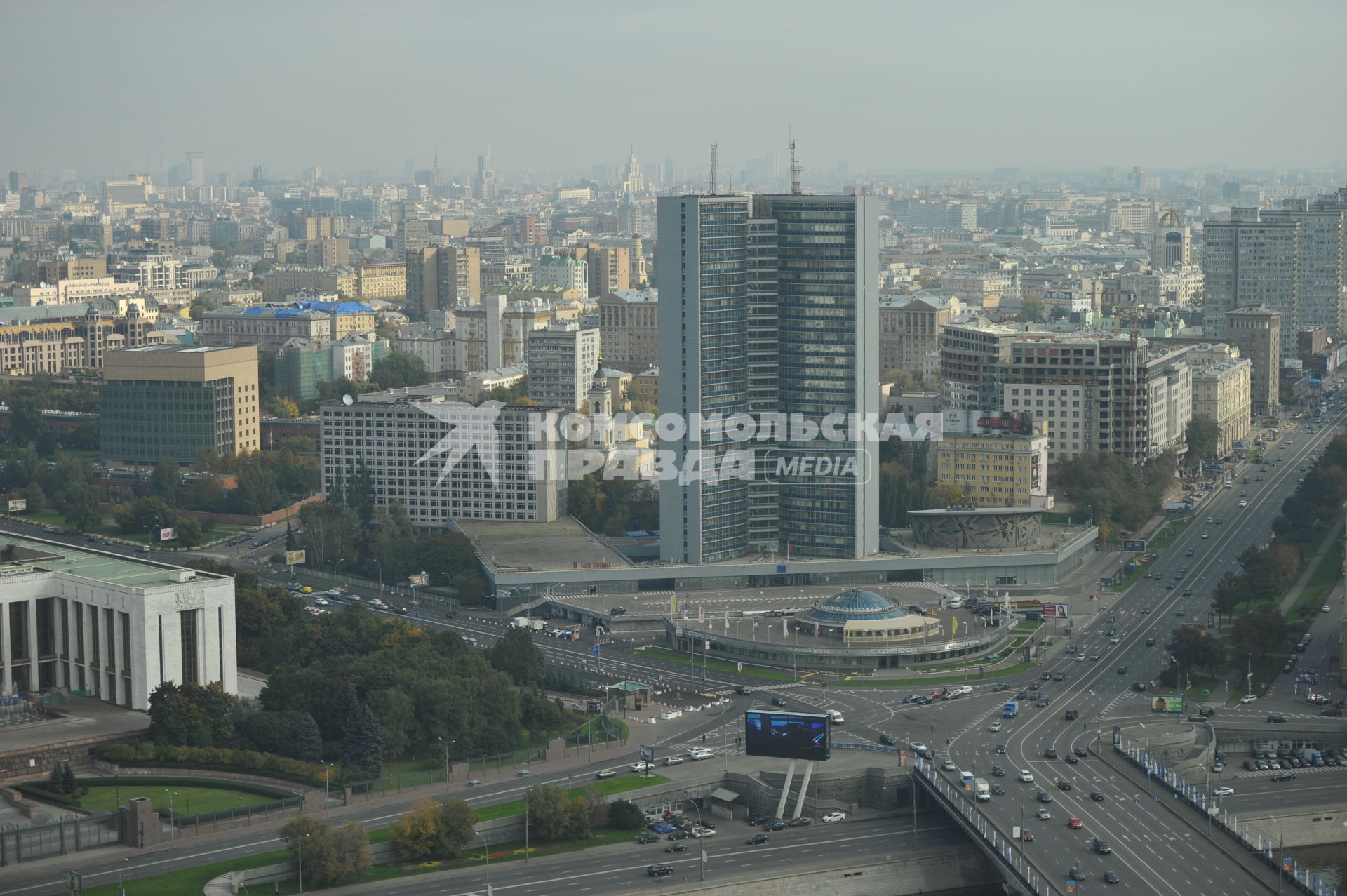 Виды Москвы. Вид с гостиницы `Рэдиссон Ройал` (Рэдиссон-Московская` - бывшая `Украина`) на здание правительства Москвы (бывшее здание  Совета экономической взаимопомощи (СЭВ)).