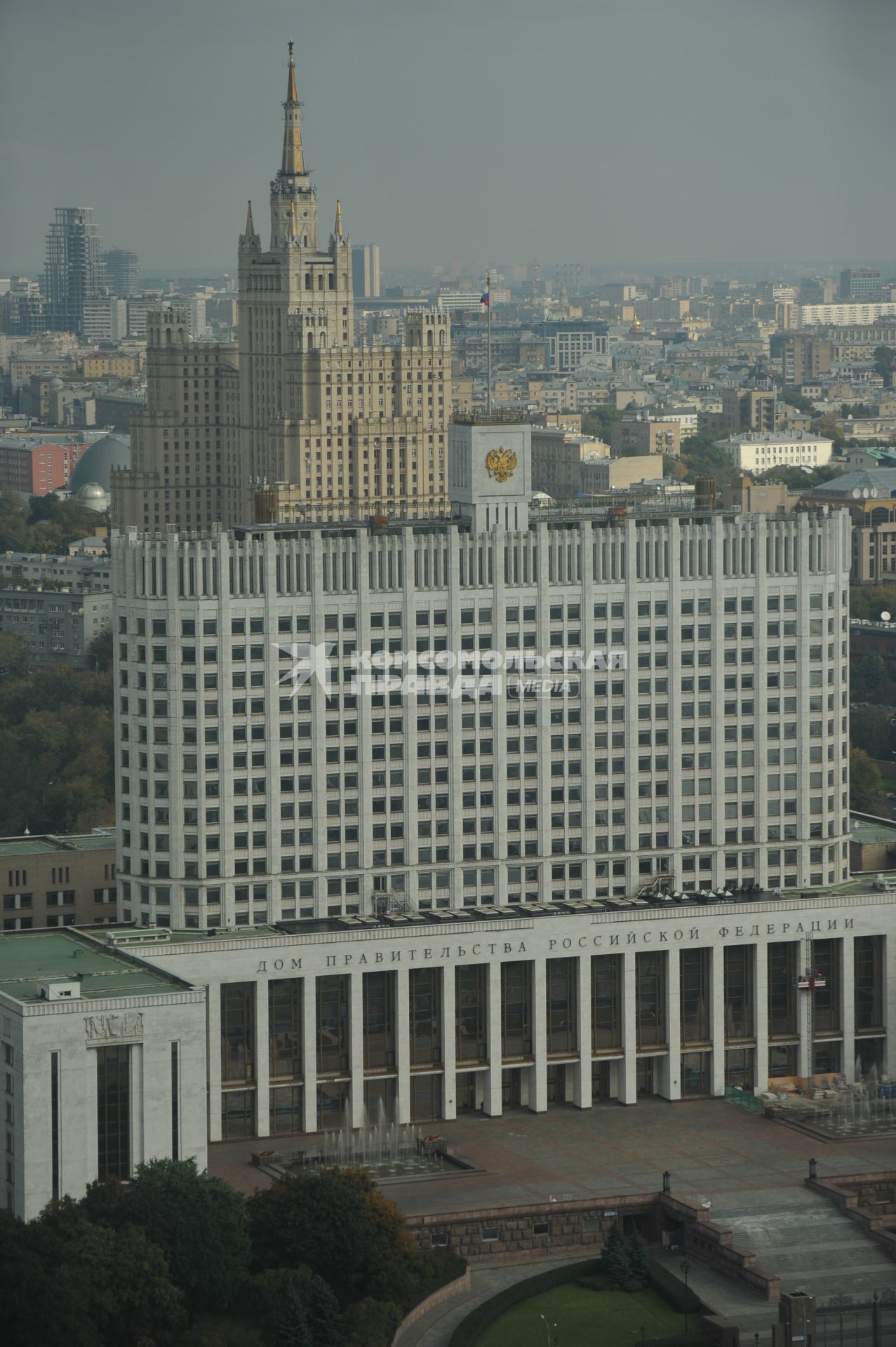 Виды Москвы. Вид с гостиницы `Рэдиссон Ройал` (Рэдиссон-Московская` - бывшая `Украина`) на Краснопресненскую набережную. Здание правительство РФ (на первом плане) и Дом на Кудринской площади.