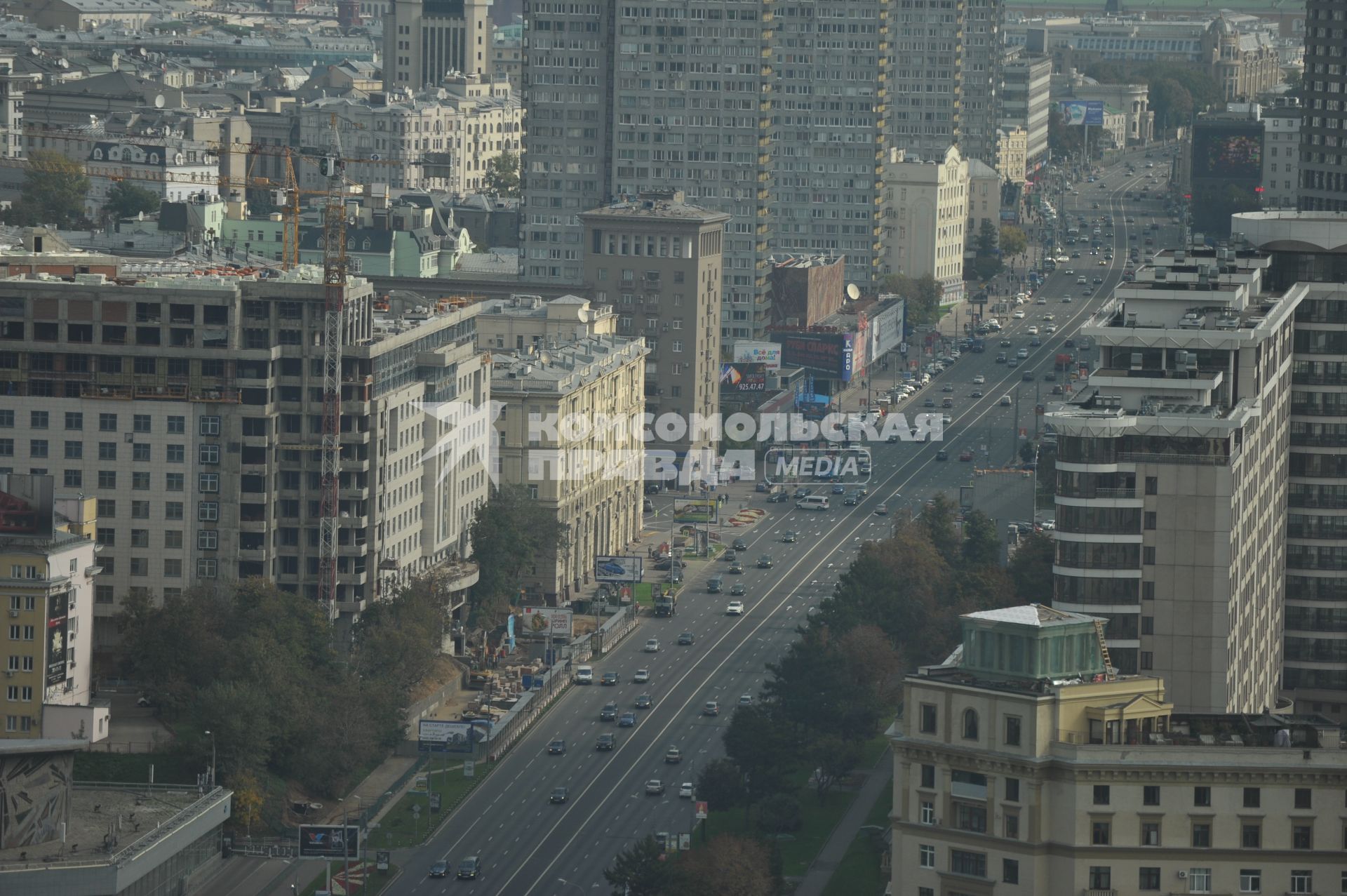 Виды Москвы. Вид с гостиницы `Рэдиссон Ройал` (Рэдиссон-Московская` - бывшая `Украина`) на улицу Новый Арбат.