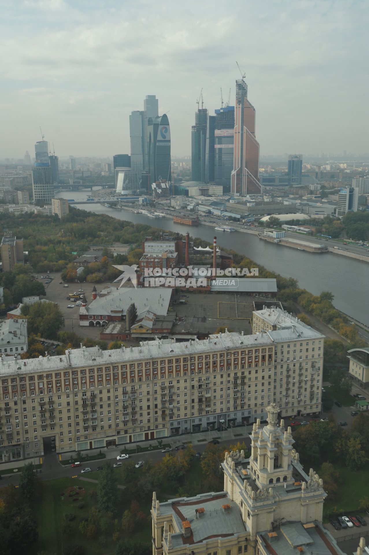 Виды Москвы. Вид с гостиницы `Рэдиссон Ройал` (Рэдиссон-Московская` - бывшая `Украина`) на Московский международный деловой центр (ММДЦ) `Москва-Сити`.