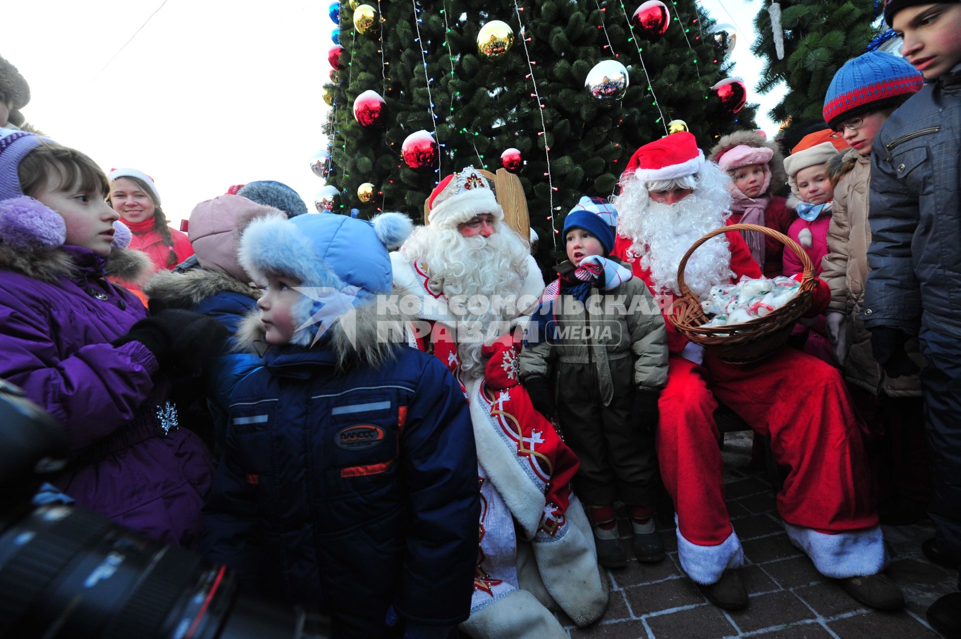 Московская резиденция Деда Мороза в Кузьминках. Деде Мороз и Санта-Клаус поздравляют детей с наступающим Новым Годом.