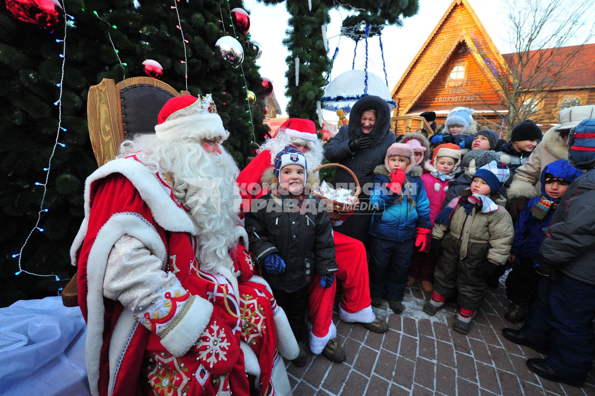 Московская резиденция Деда Мороза в Кузьминках. Деде Мороз и Санта-Клаус поздравляют детей с наступающим Новым Годом.