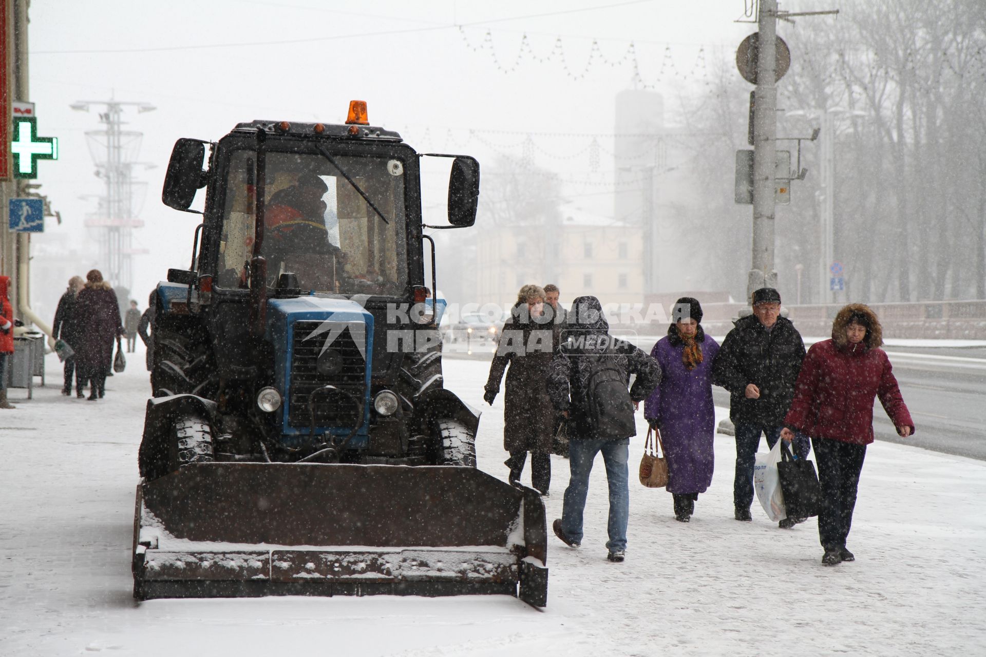 Минск. Снегоуборочная техника в городе.