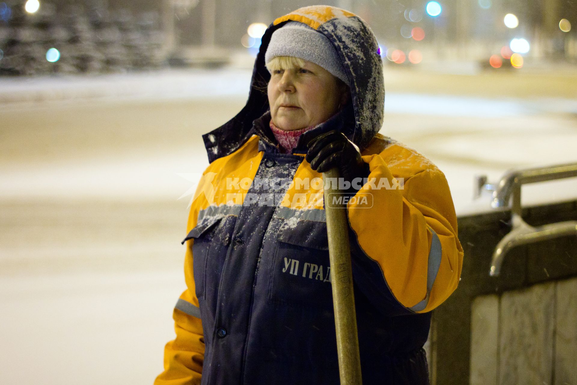 Минск. Зимний вечер. Уборка снега.