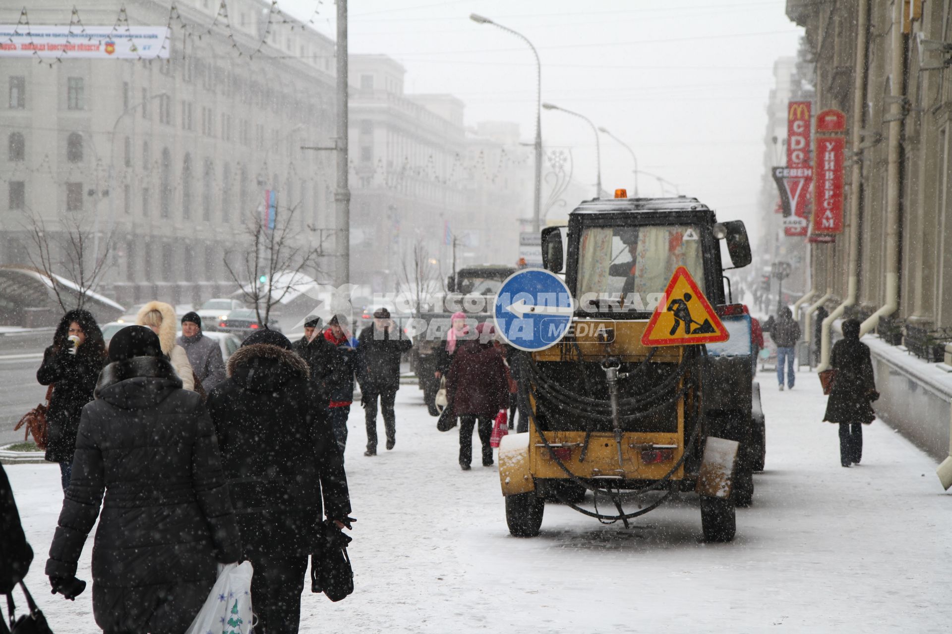 Минск. Снегоуборочная техника в городе.