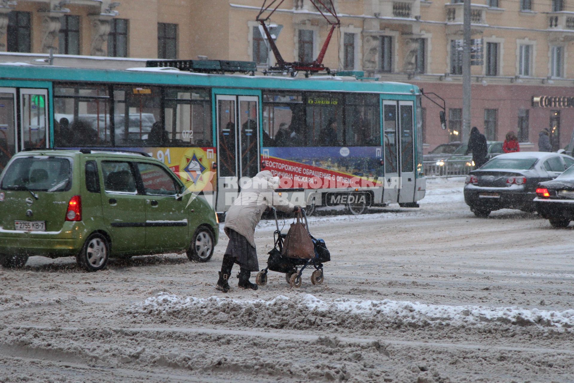 Минск. Зима. Проспект Независимости. Движение транспорта.