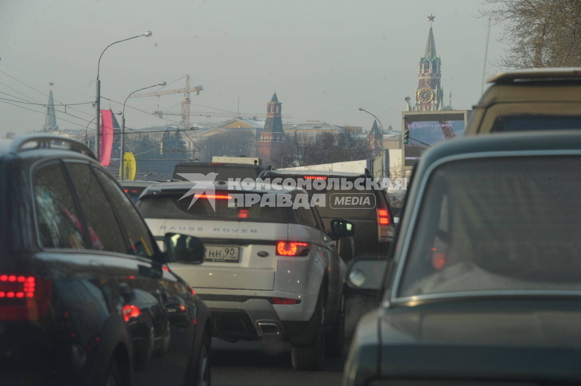 Кремлевская набережная. Автомобильная пробка.