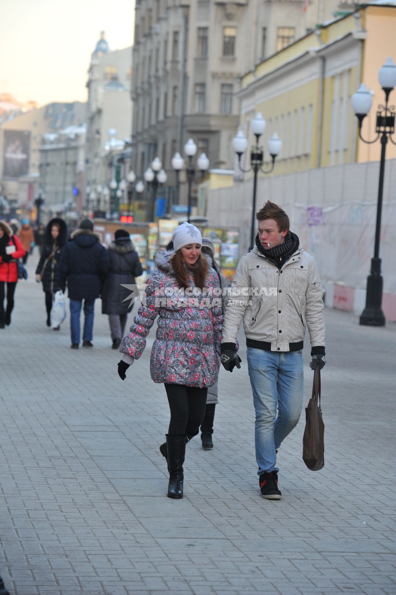 Старый Арбат. Люди идут по улице.