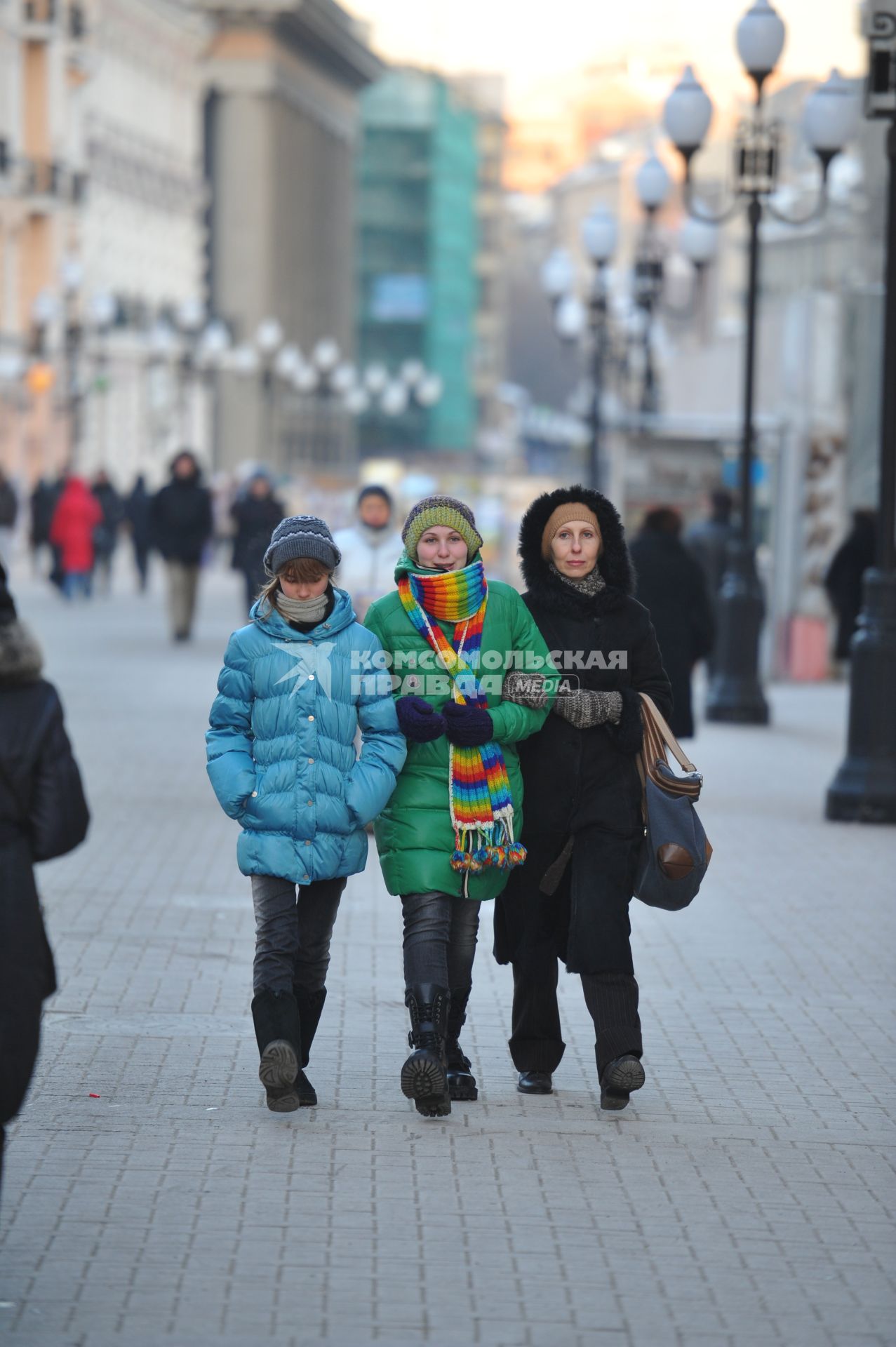 Старый Арбат. Люди идут по улице.